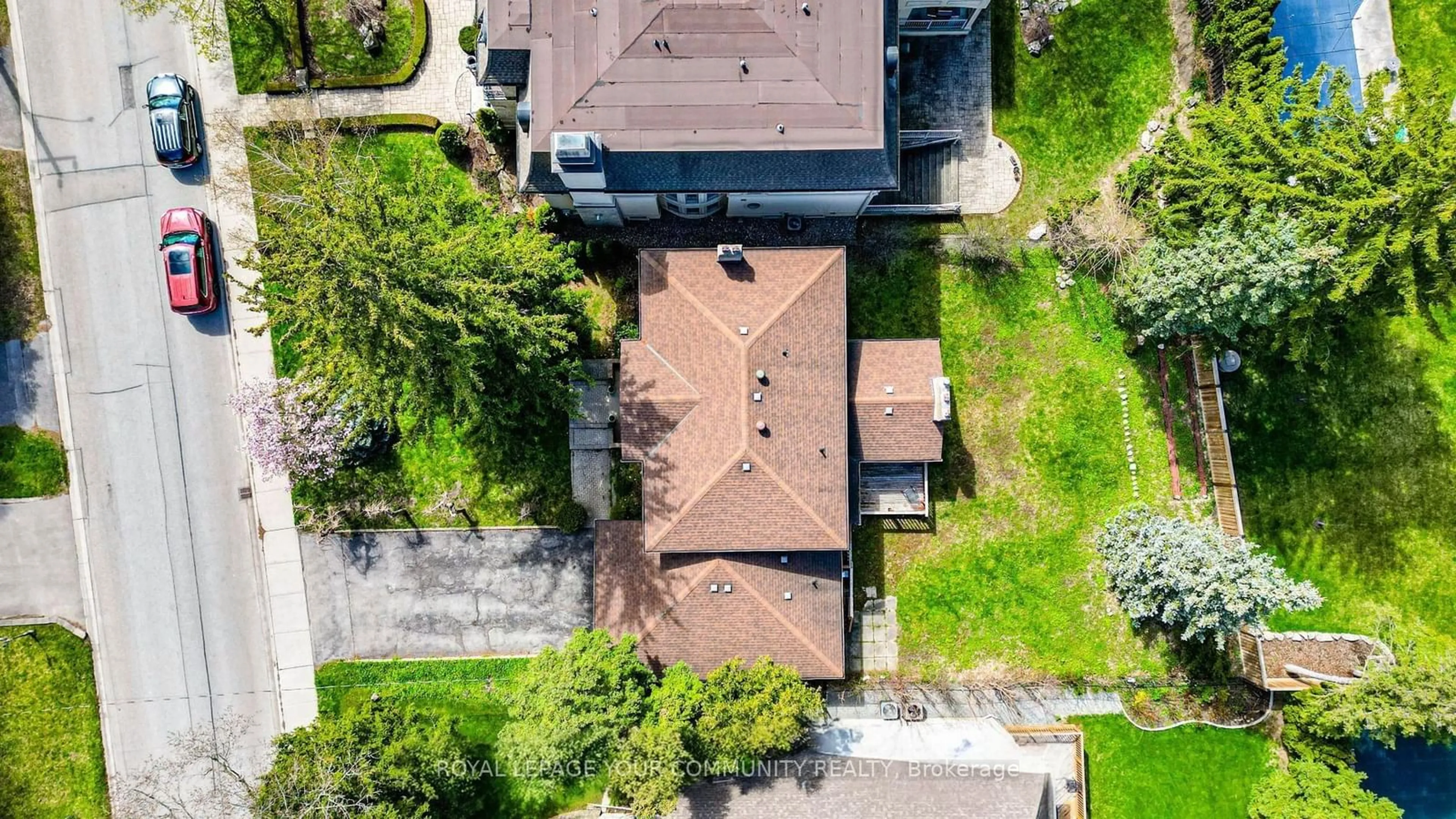 A pic from outside/outdoor area/front of a property/back of a property/a pic from drone, street for 170 Garden Ave, Richmond Hill Ontario L4C 6M2