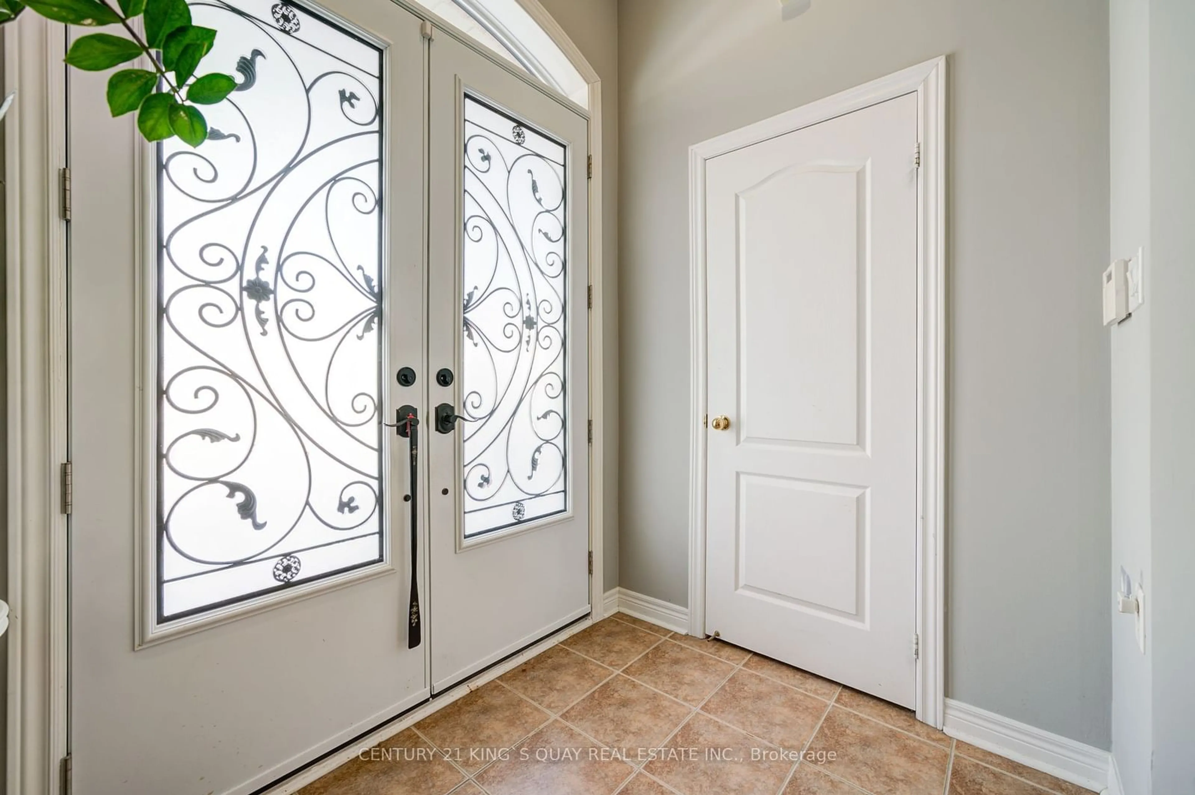 Indoor entryway for 816 Millard St, Whitchurch-Stouffville Ontario L4A 0B6