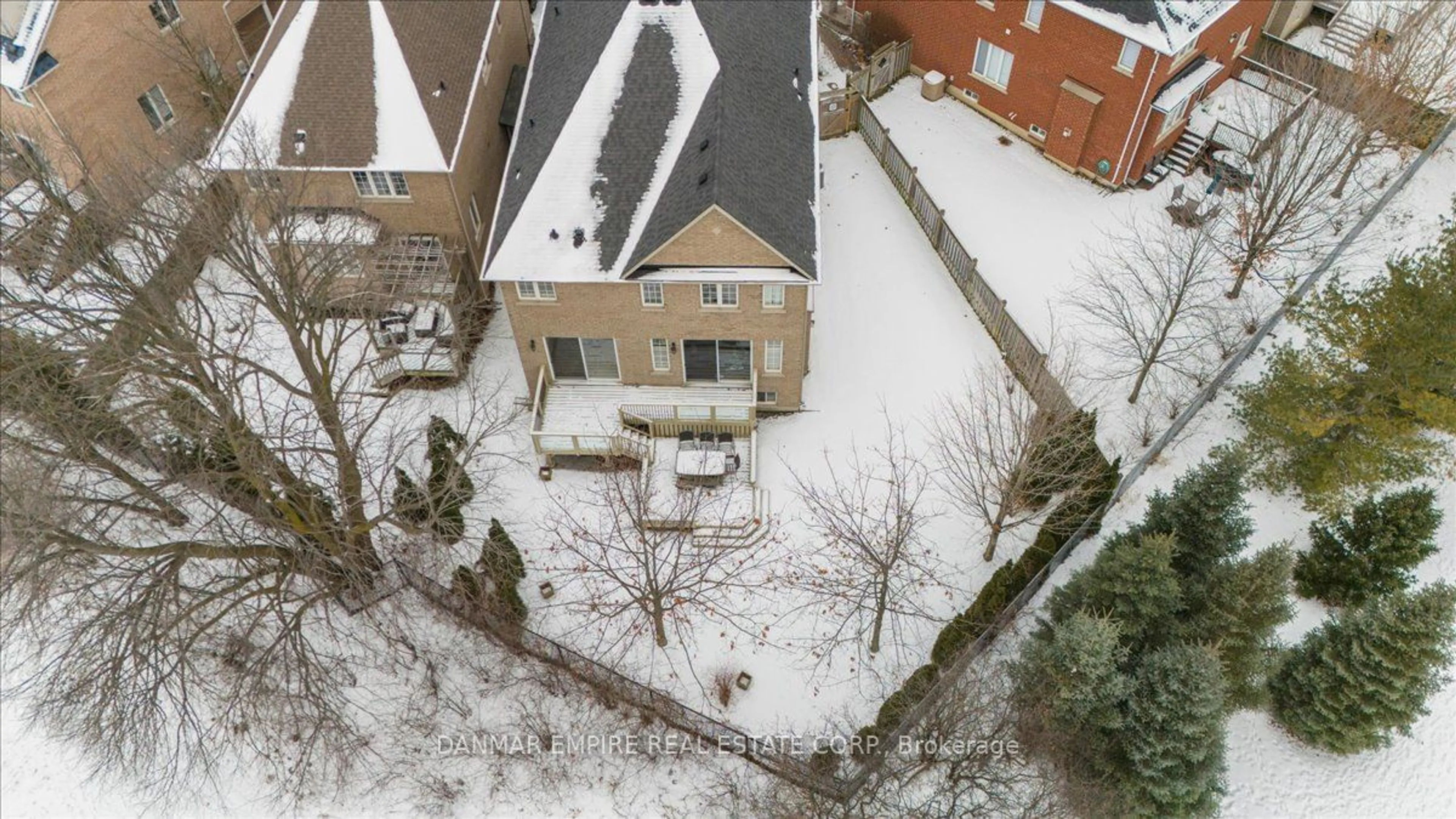 A pic from outside/outdoor area/front of a property/back of a property/a pic from drone, street for 23 Shell Crt, Richmond Hill Ontario L4S 0B1