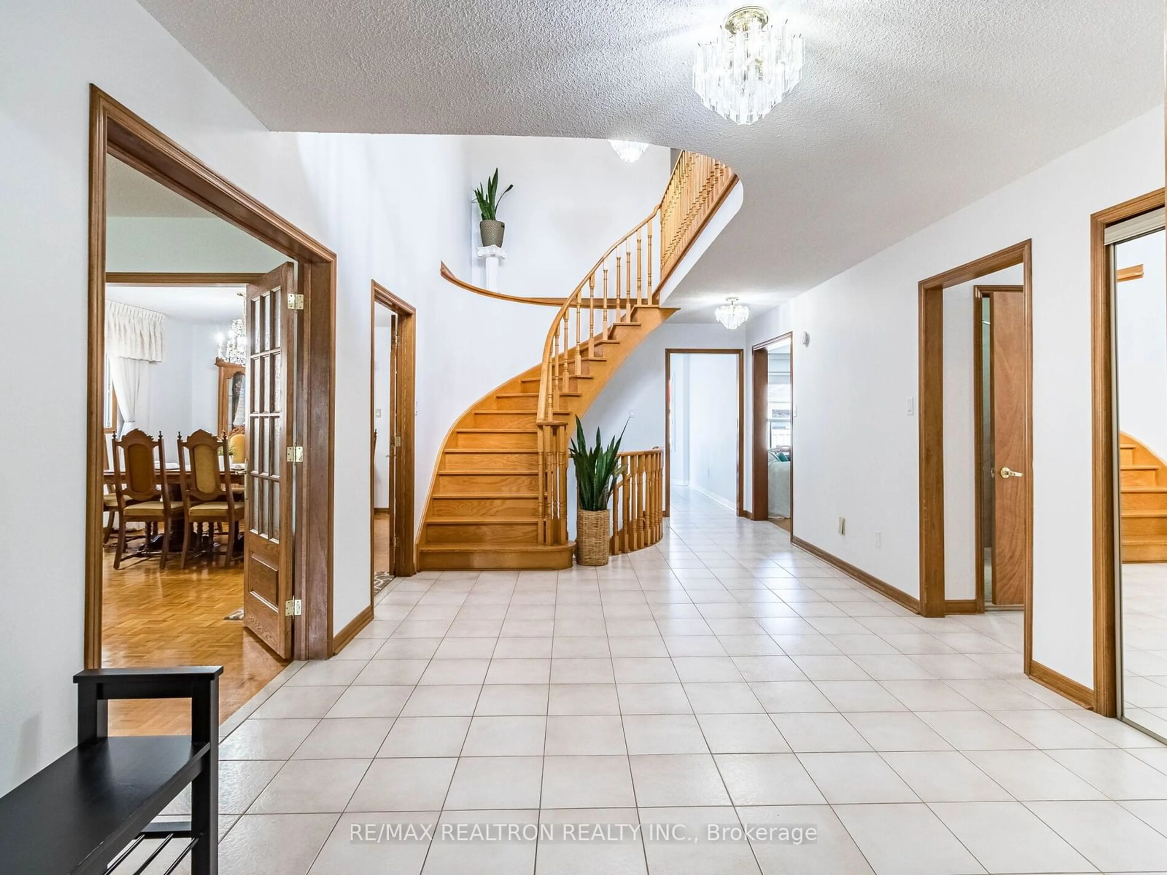 Indoor foyer for 66 Nimbus Pl, Vaughan Ontario L4L 4Z4