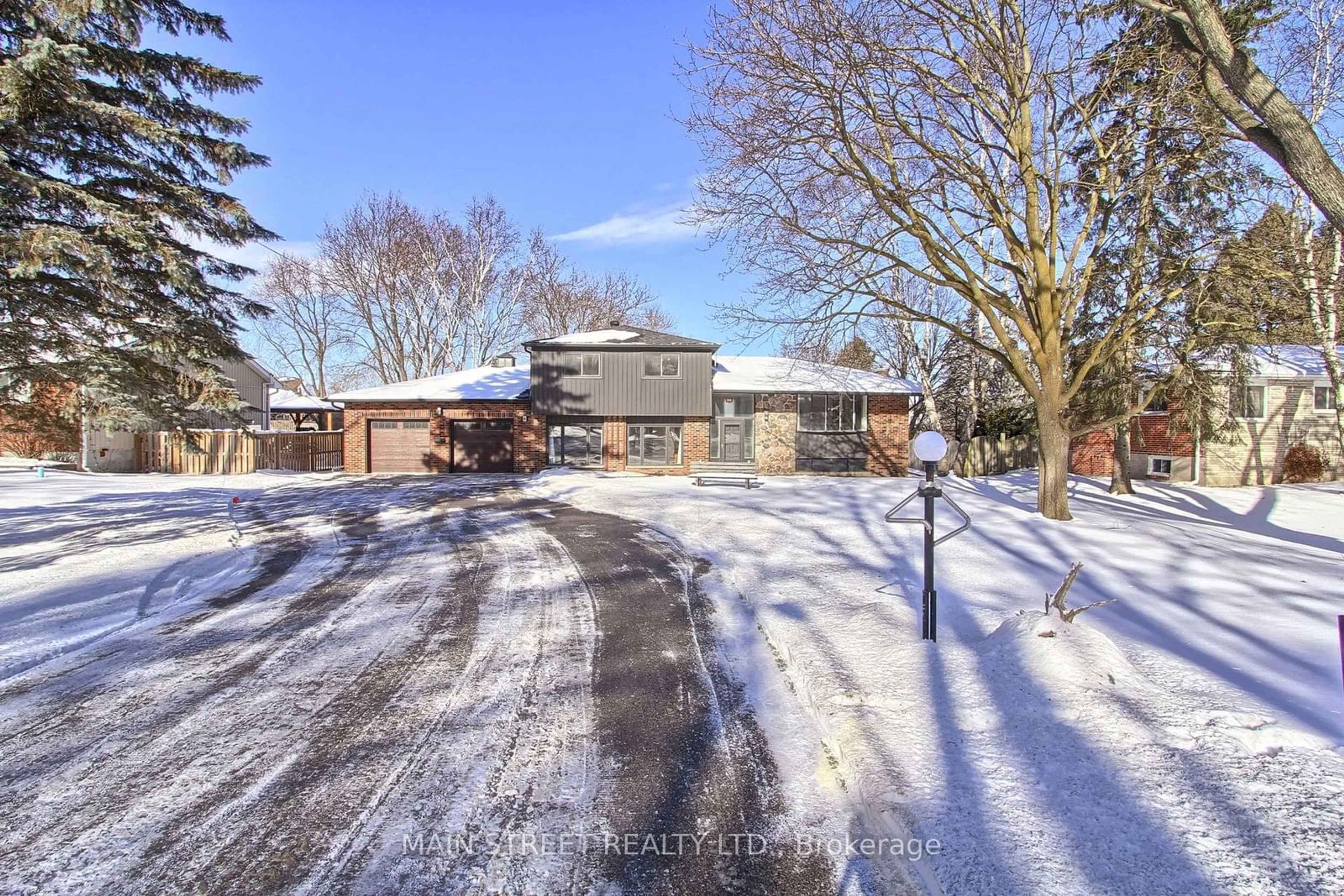 A pic from outside/outdoor area/front of a property/back of a property/a pic from drone, street for 8 North St, Uxbridge Ontario L9P 1B8