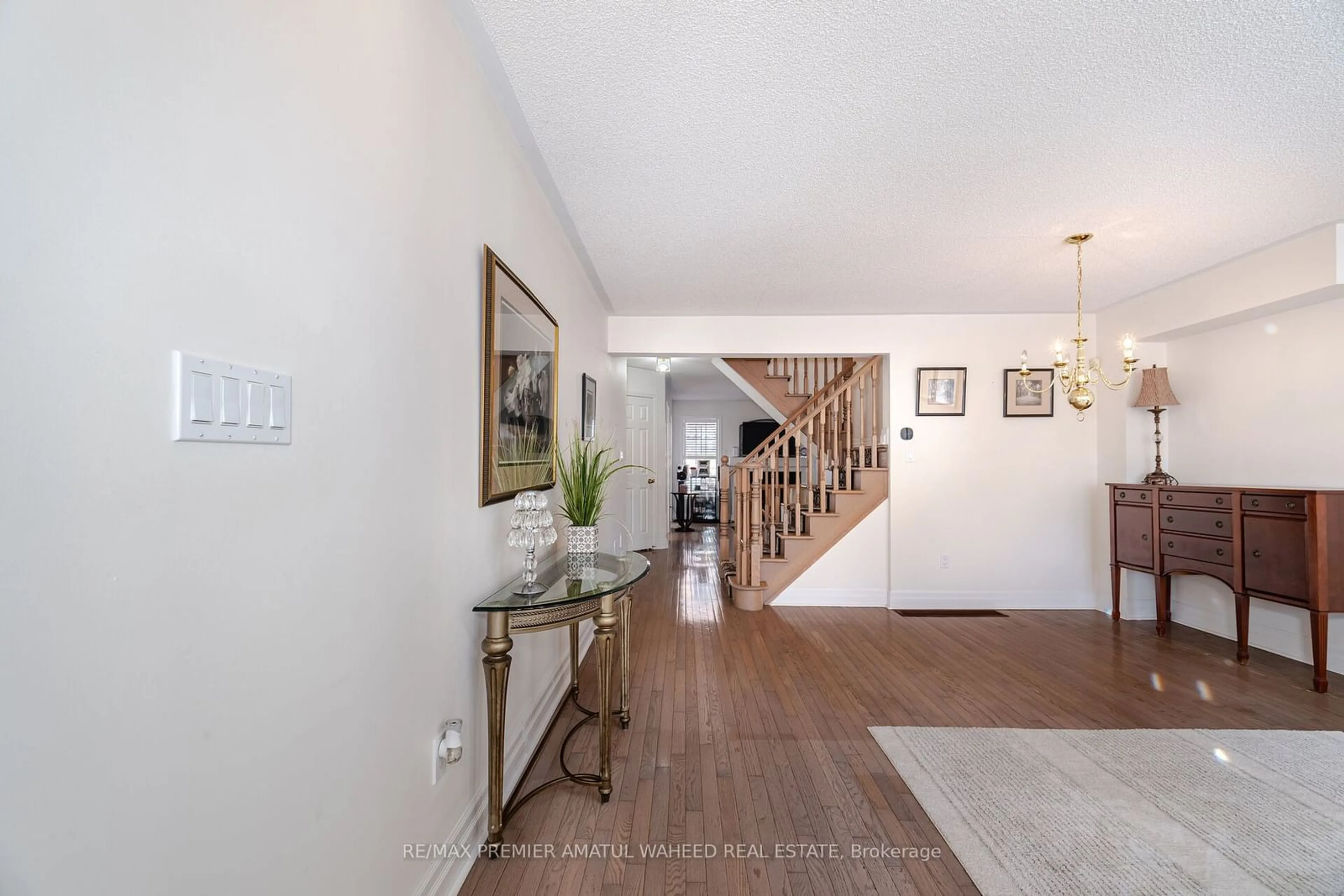 Indoor entryway for 64 Madeira Ave, Vaughan Ontario L6A 2Y2