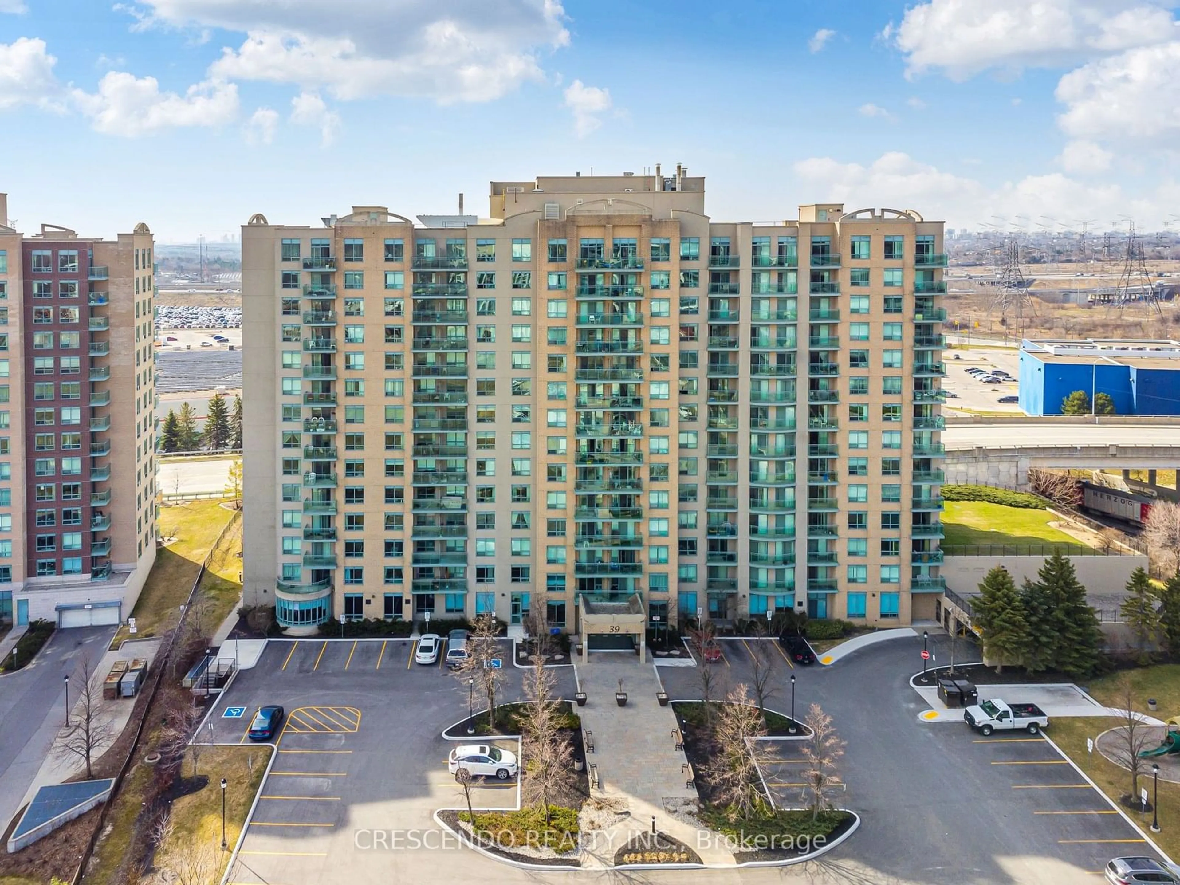 A pic from outside/outdoor area/front of a property/back of a property/a pic from drone, city buildings view from balcony for 39 Oneida Cres #813, Richmond Hill Ontario L4B 4T9