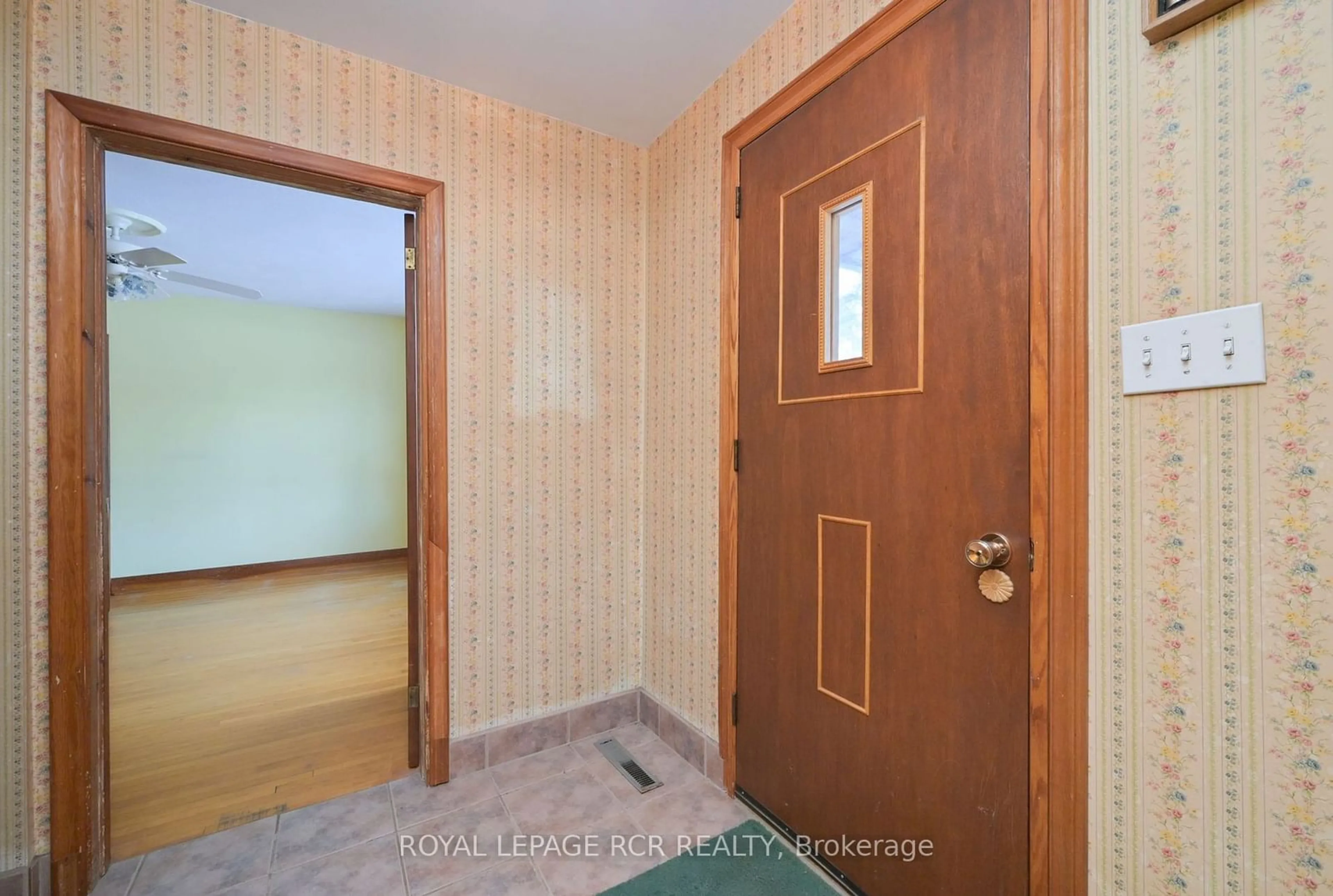 Indoor entryway for 3 Evans Rd, New Tecumseth Ontario L9R 1M1