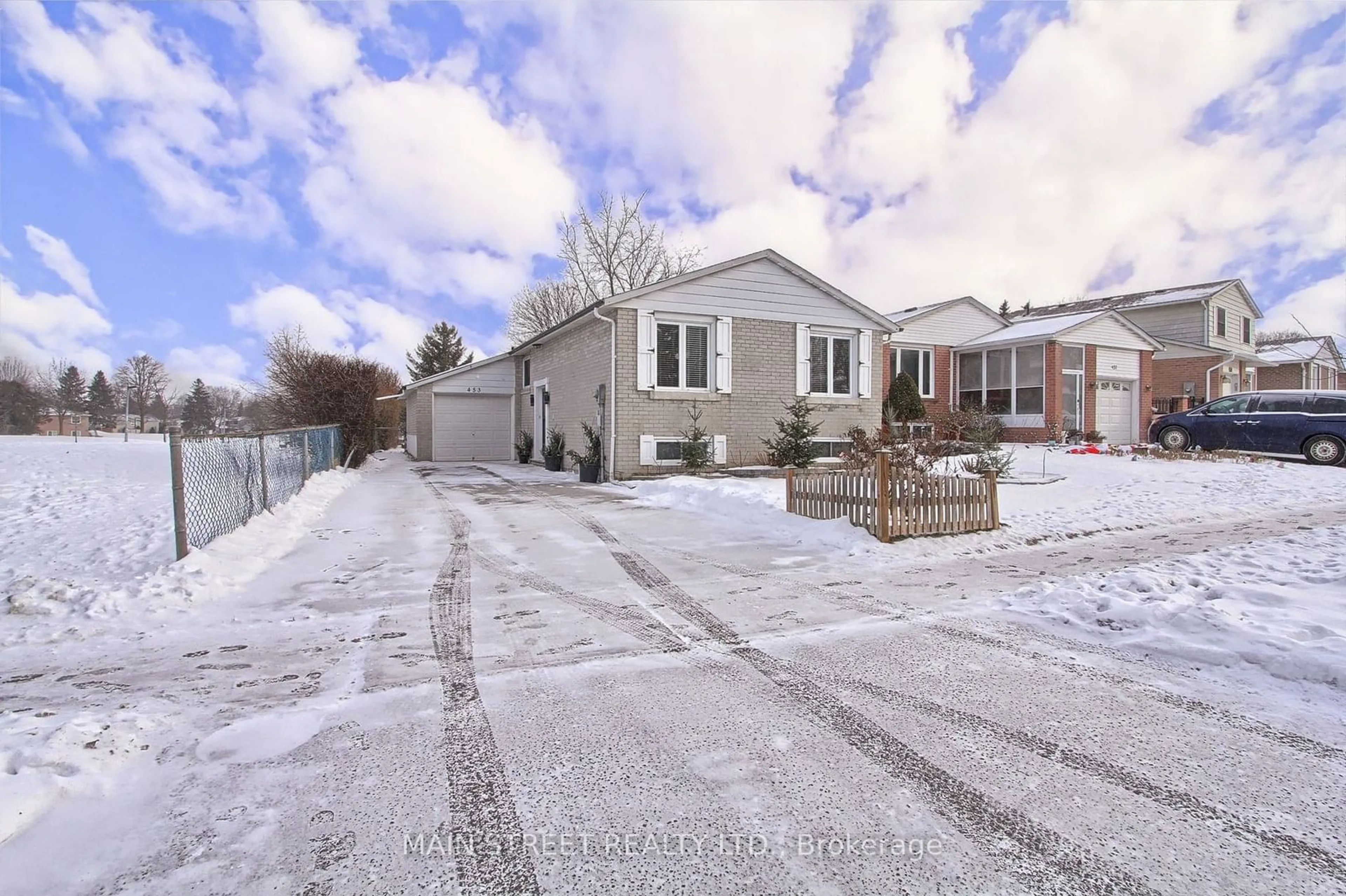 A pic from outside/outdoor area/front of a property/back of a property/a pic from drone, street for 453 Dixon Blvd, Newmarket Ontario L3Y 5C9