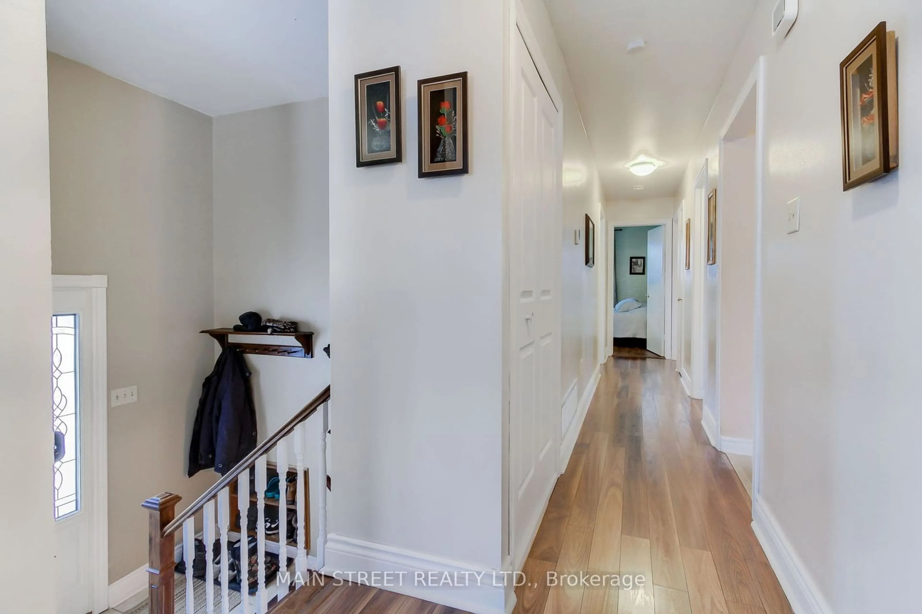 Indoor entryway for 453 Dixon Blvd, Newmarket Ontario L3Y 5C9