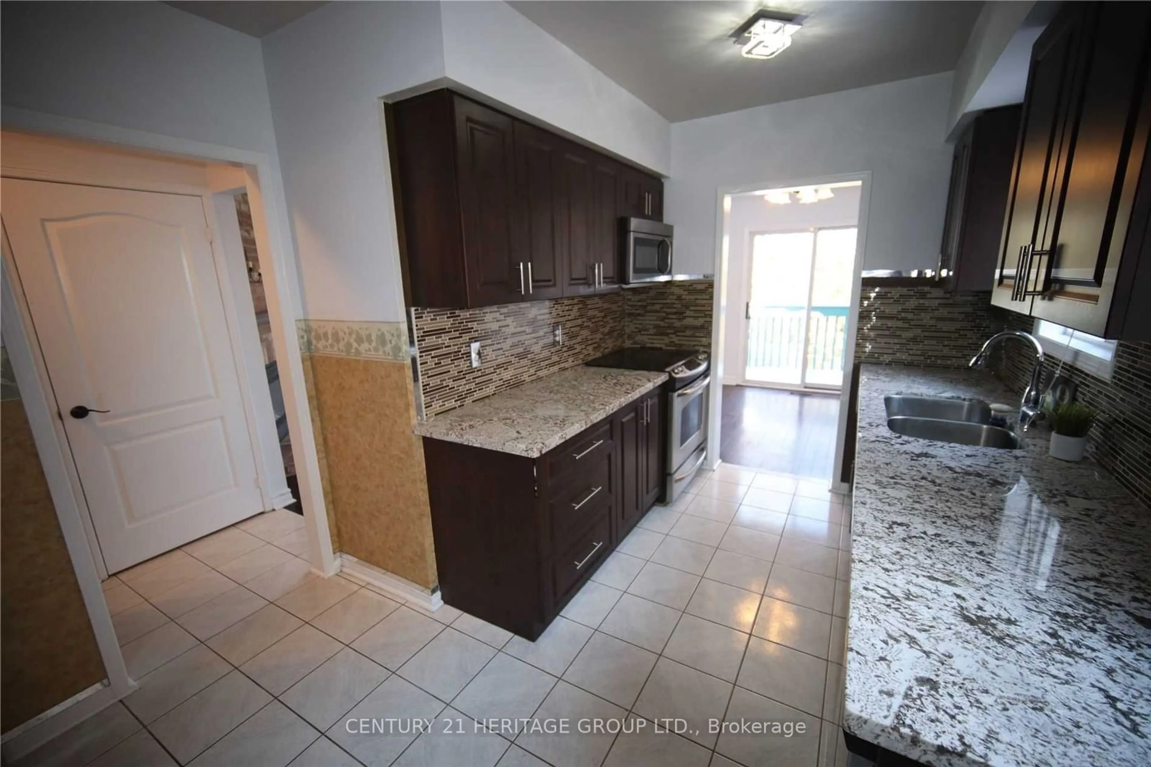 Standard kitchen, ceramic/tile floor for 431 Carruthers Ave, Newmarket Ontario L3X 2C1