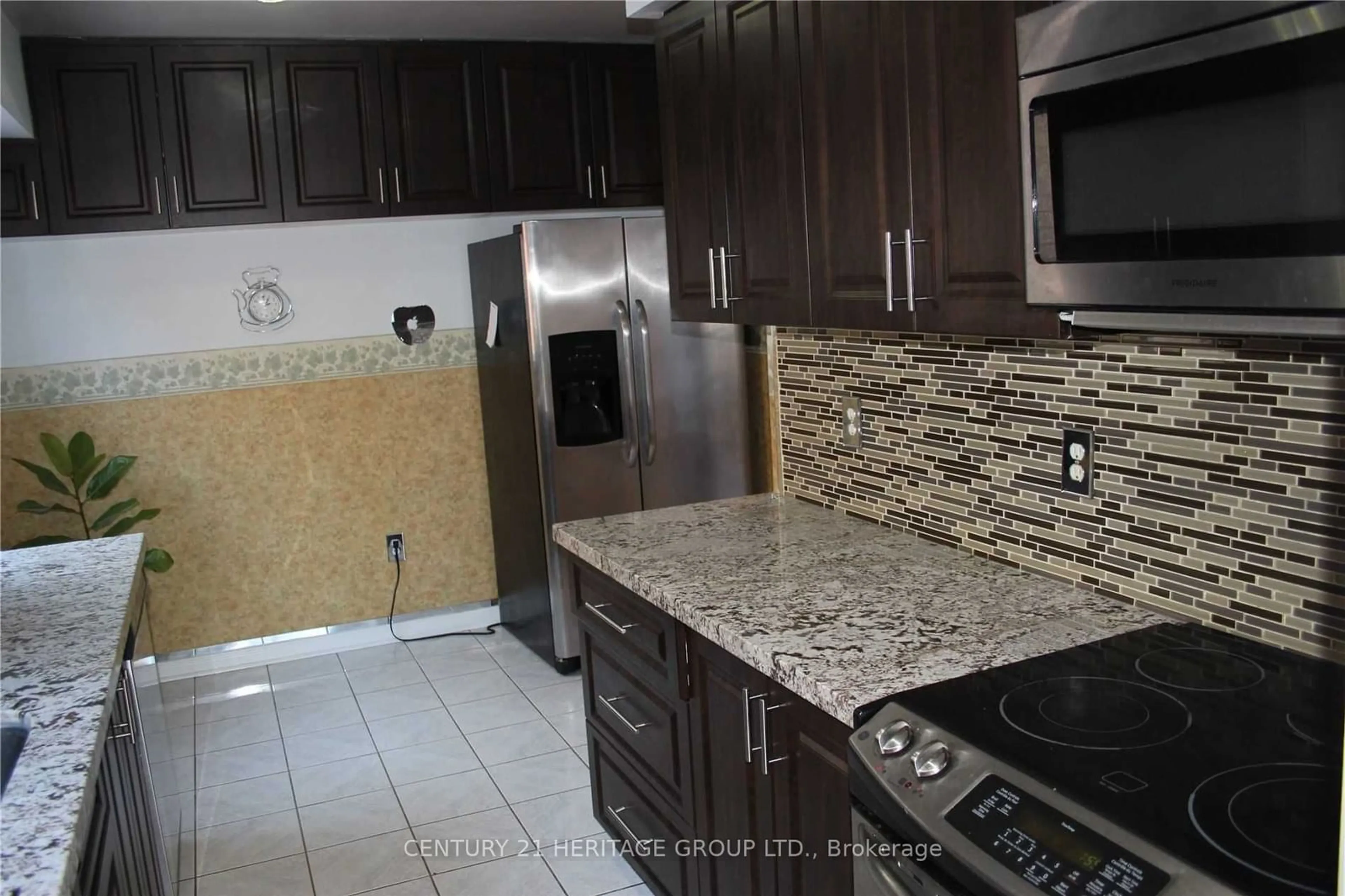 Standard kitchen, ceramic/tile floor for 431 Carruthers Ave, Newmarket Ontario L3X 2C1