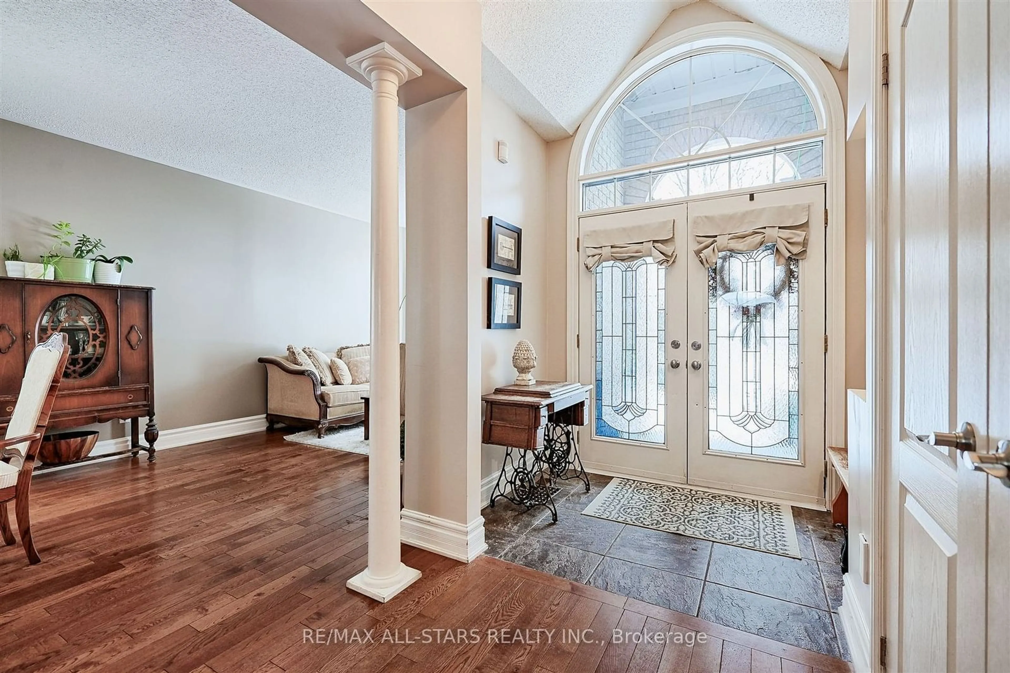 Indoor entryway for 54 Rosena Lane, Uxbridge Ontario L9P 1X7