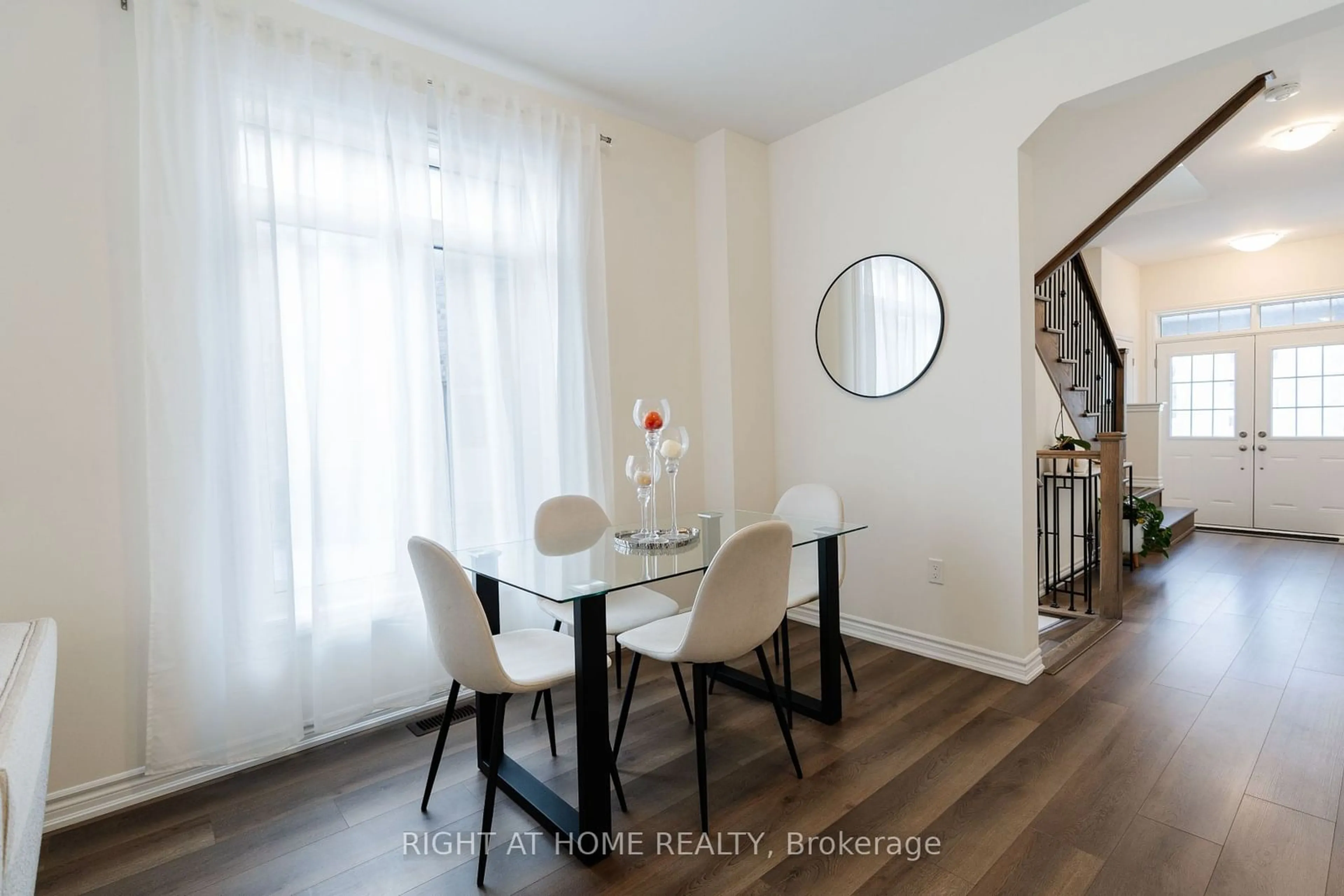 Dining room, wood/laminate floor for 33 Ferragine Cres, Bradford West Gwillimbury Ontario L3Z 2A6