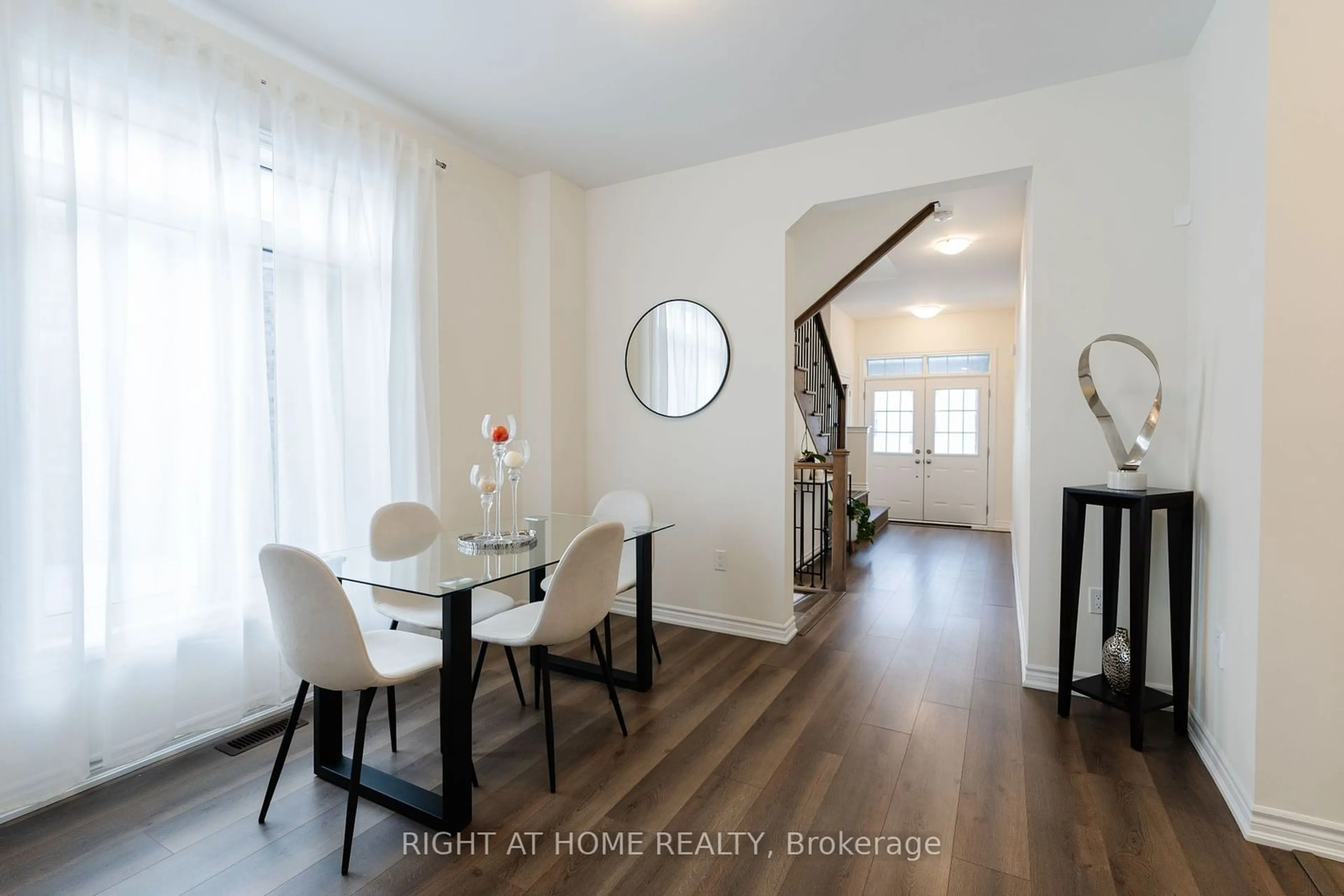 Dining room, wood/laminate floor for 33 Ferragine Cres, Bradford West Gwillimbury Ontario L3Z 2A6