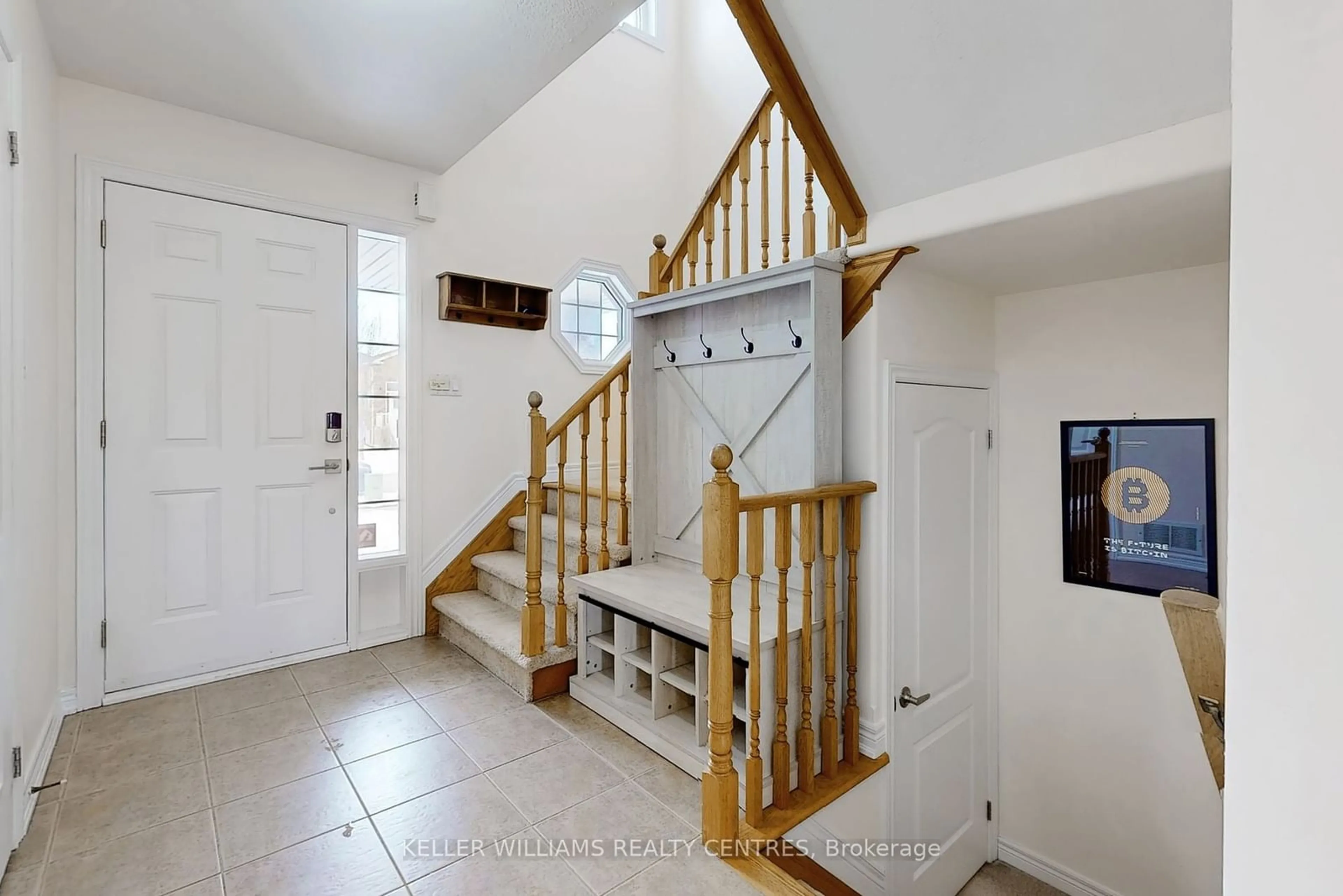 Indoor entryway for 71 Smith St, Bradford West Gwillimbury Ontario L3Z 3E3