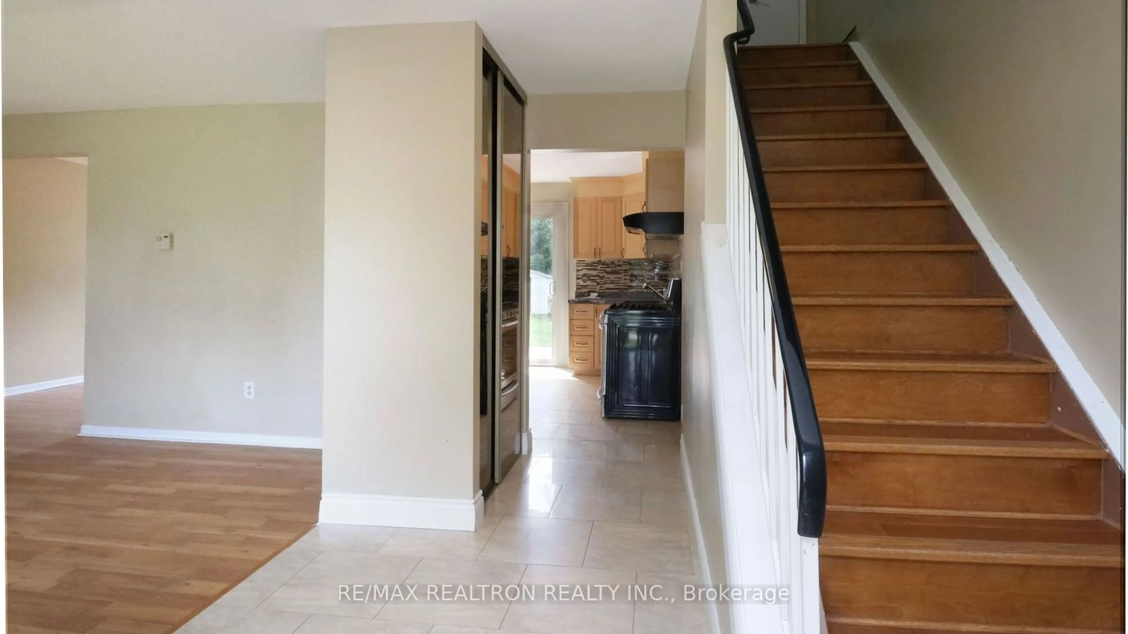 Indoor entryway for 988 Jacarandah Dr, Newmarket Ontario L3Y 5K5