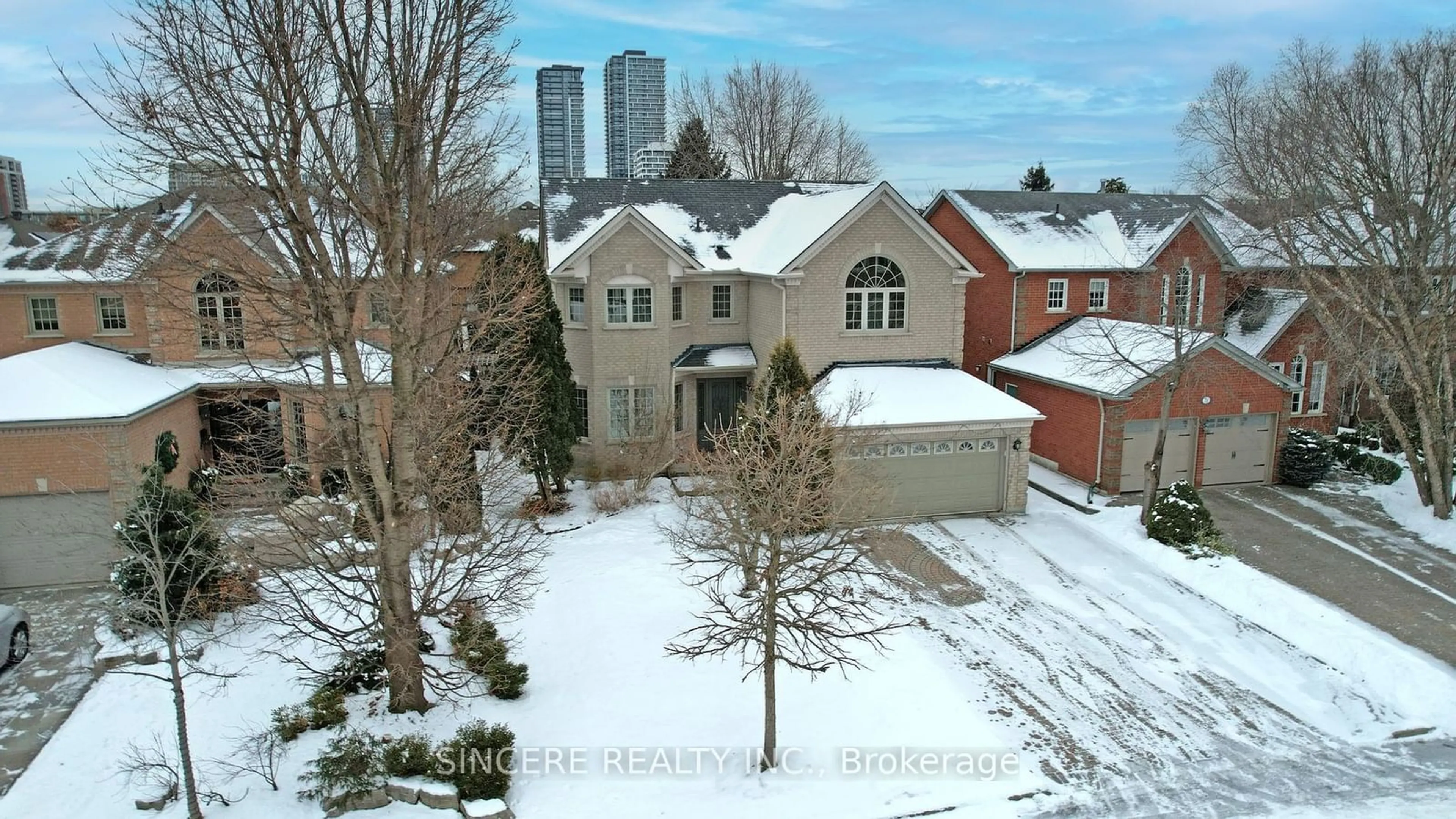 A pic from outside/outdoor area/front of a property/back of a property/a pic from drone, street for 76 Braeside Sq, Markham Ontario L3R 0A4