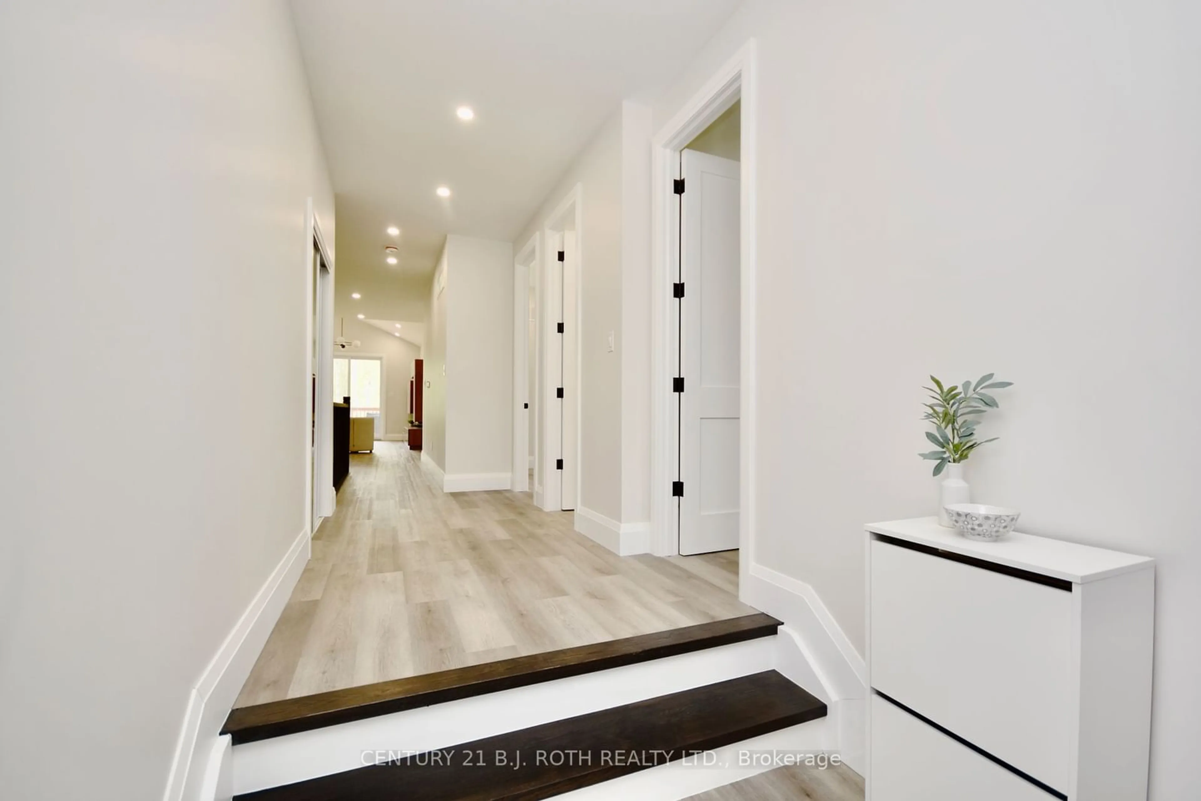 Indoor entryway for 527 Mapleview Dr, Innisfil Ontario L9S 2Z4