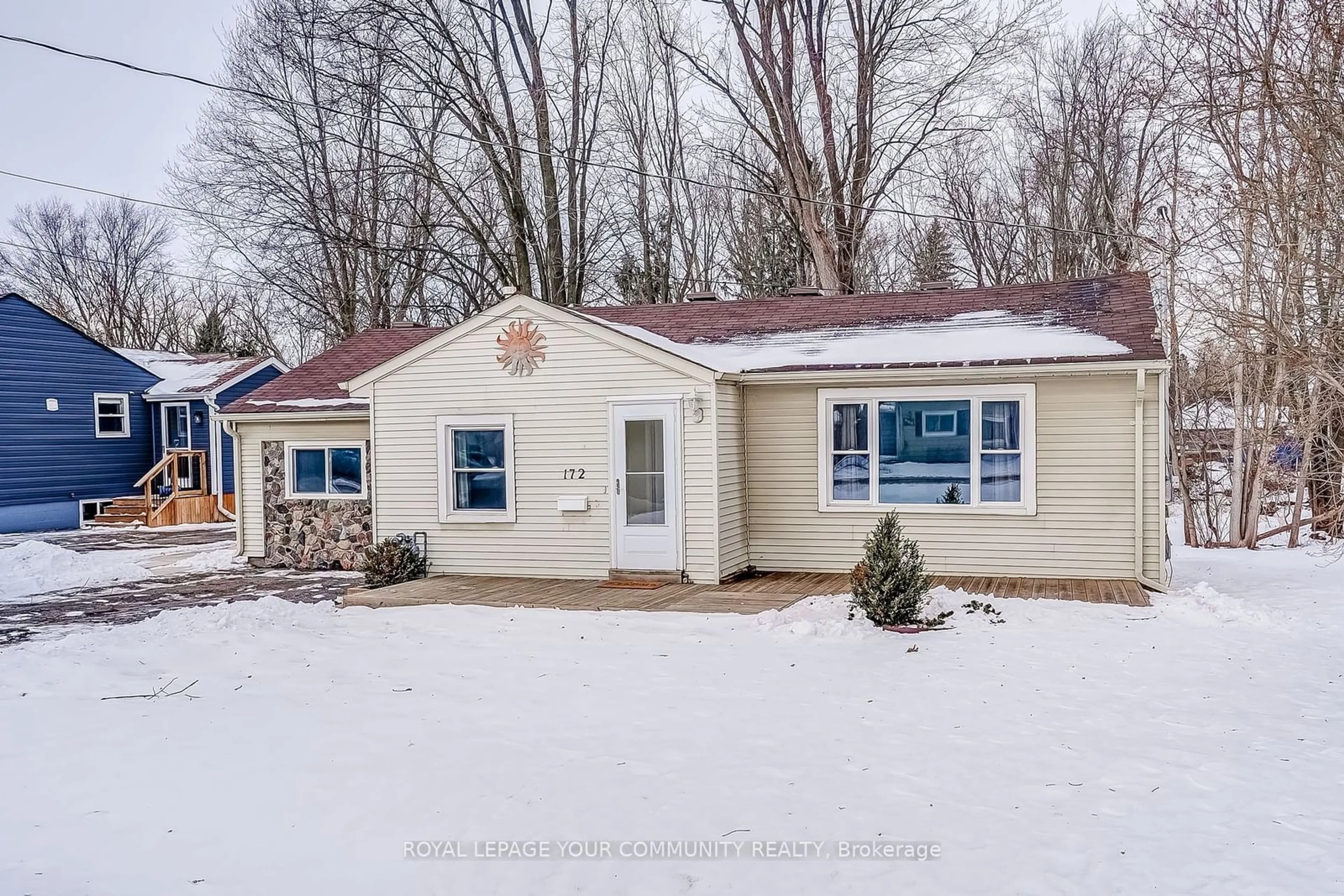 Home with vinyl exterior material, street for 172 Pleasant Blvd, Georgina Ontario L4P 2S4