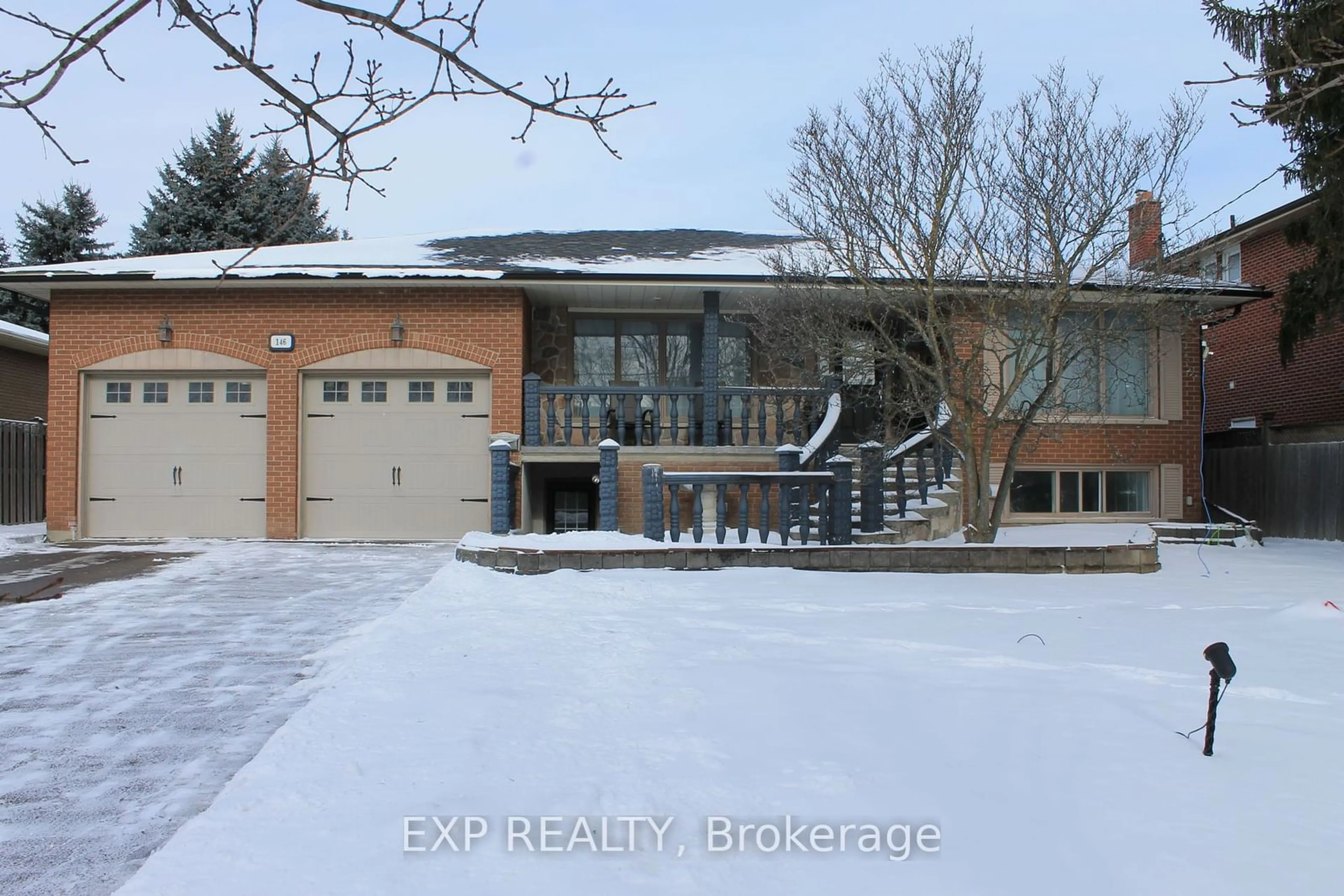 A pic from outside/outdoor area/front of a property/back of a property/a pic from drone, street for 146 Weldrick Rd, Richmond Hill Ontario L4C 3V1