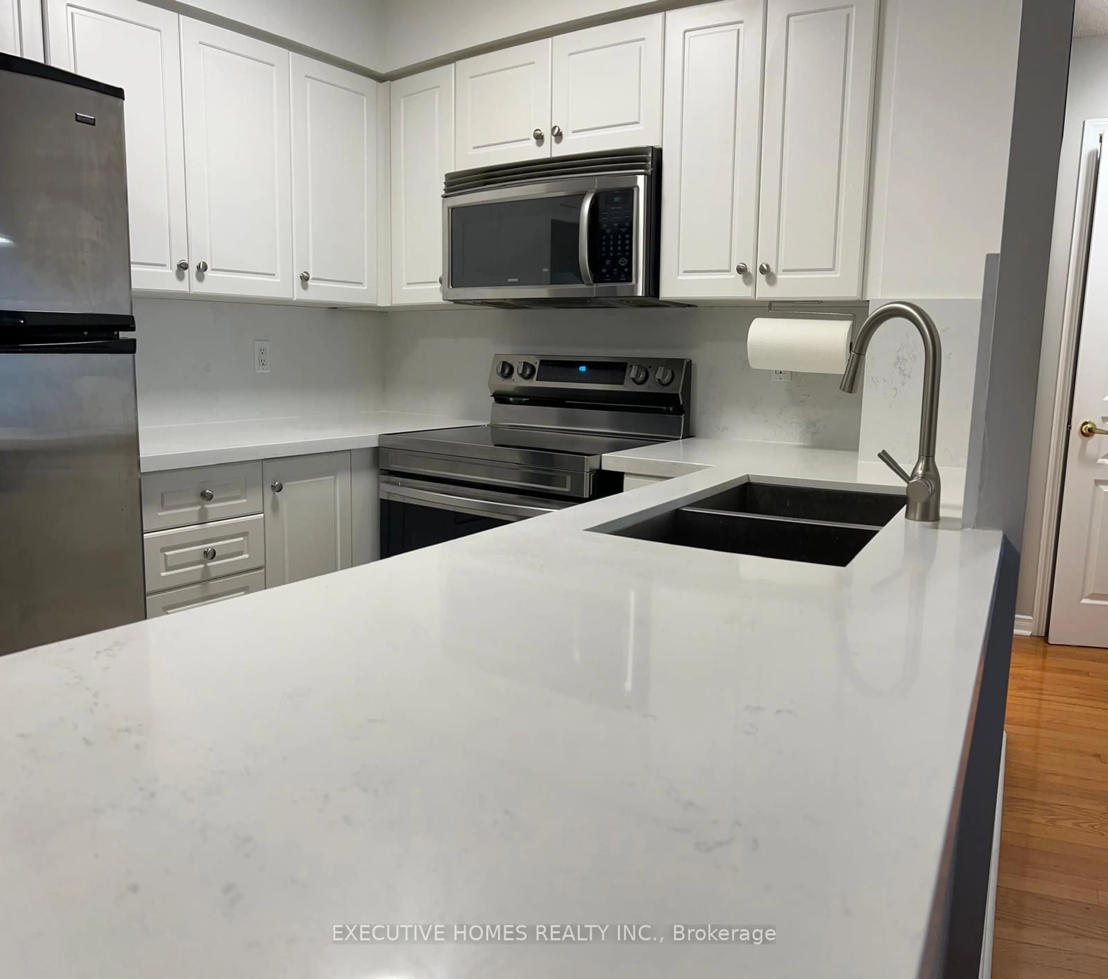 Standard kitchen, unknown for 9 Northern Heights Dr #509, Richmond Hill Ontario L4B 4B5