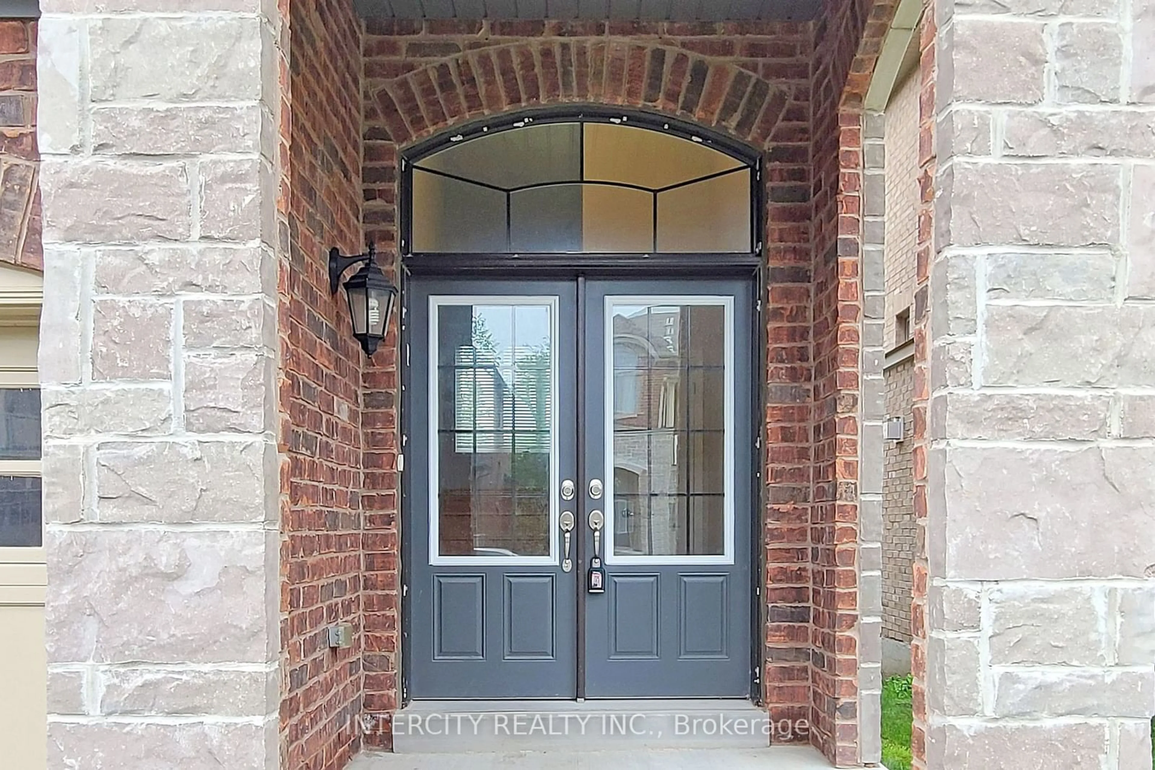 Indoor entryway for 1017 Abram Crt, Innisfil Ontario L9S 0K3