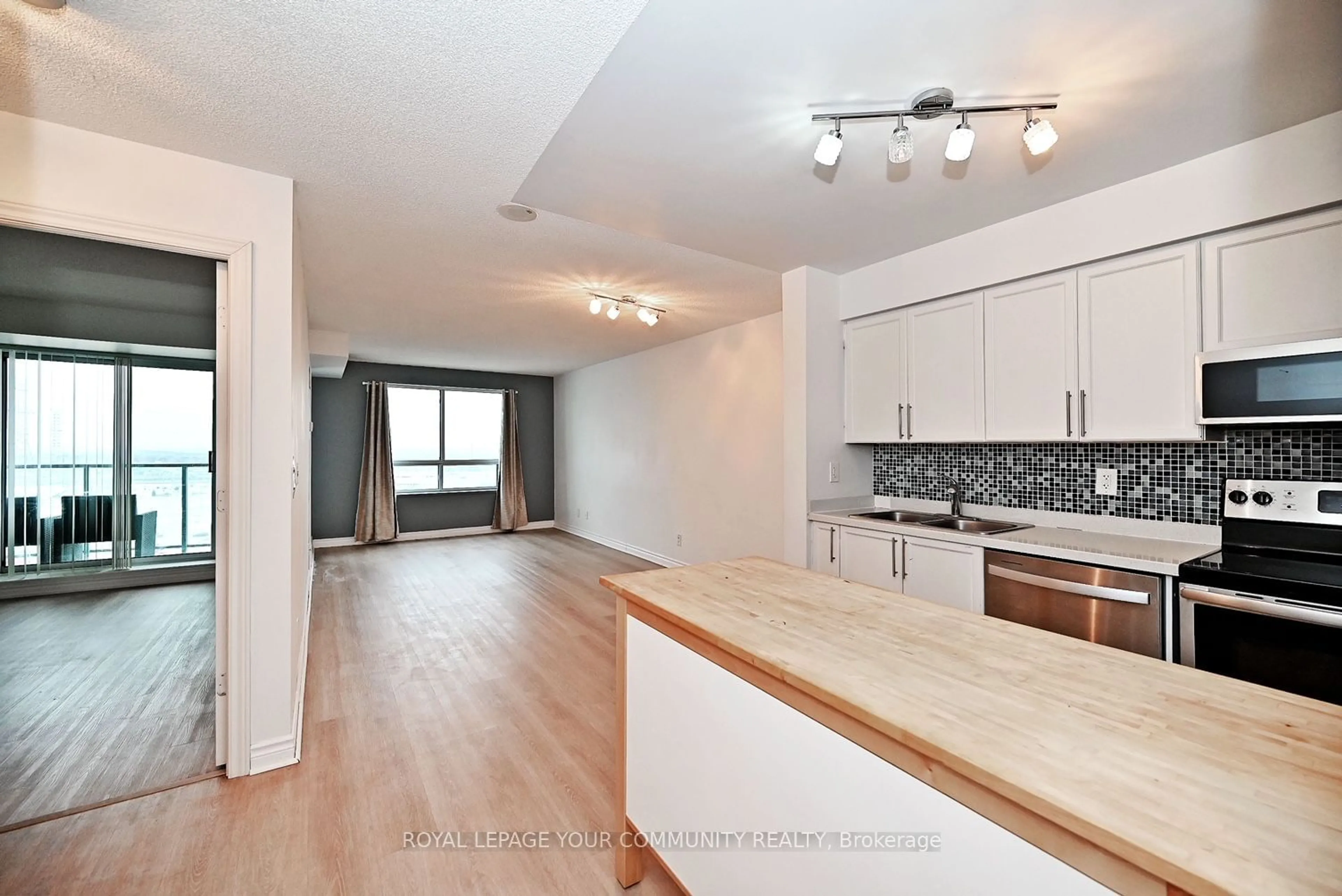 Open concept kitchen, wood/laminate floor for 23 Oneida Cres #1206, Richmond Hill Ontario L4B 0A2