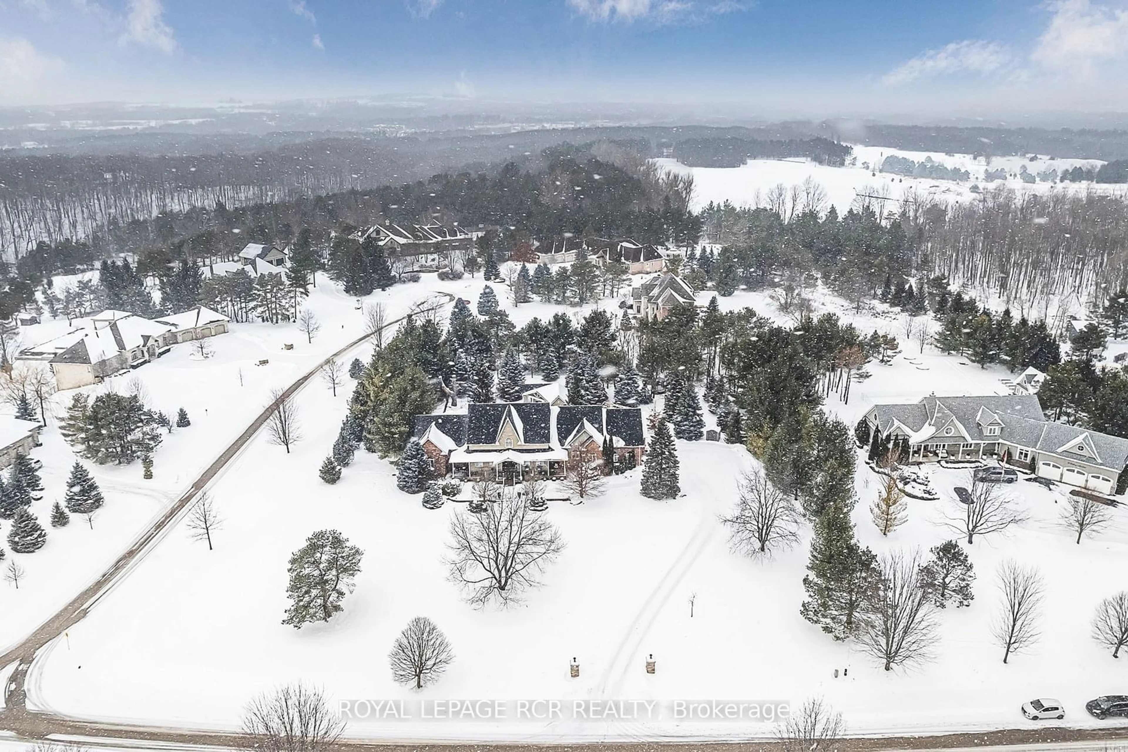 A pic from outside/outdoor area/front of a property/back of a property/a pic from drone, mountain view for 7 Rolling Meadows Rd, Uxbridge Ontario L9P 2A1