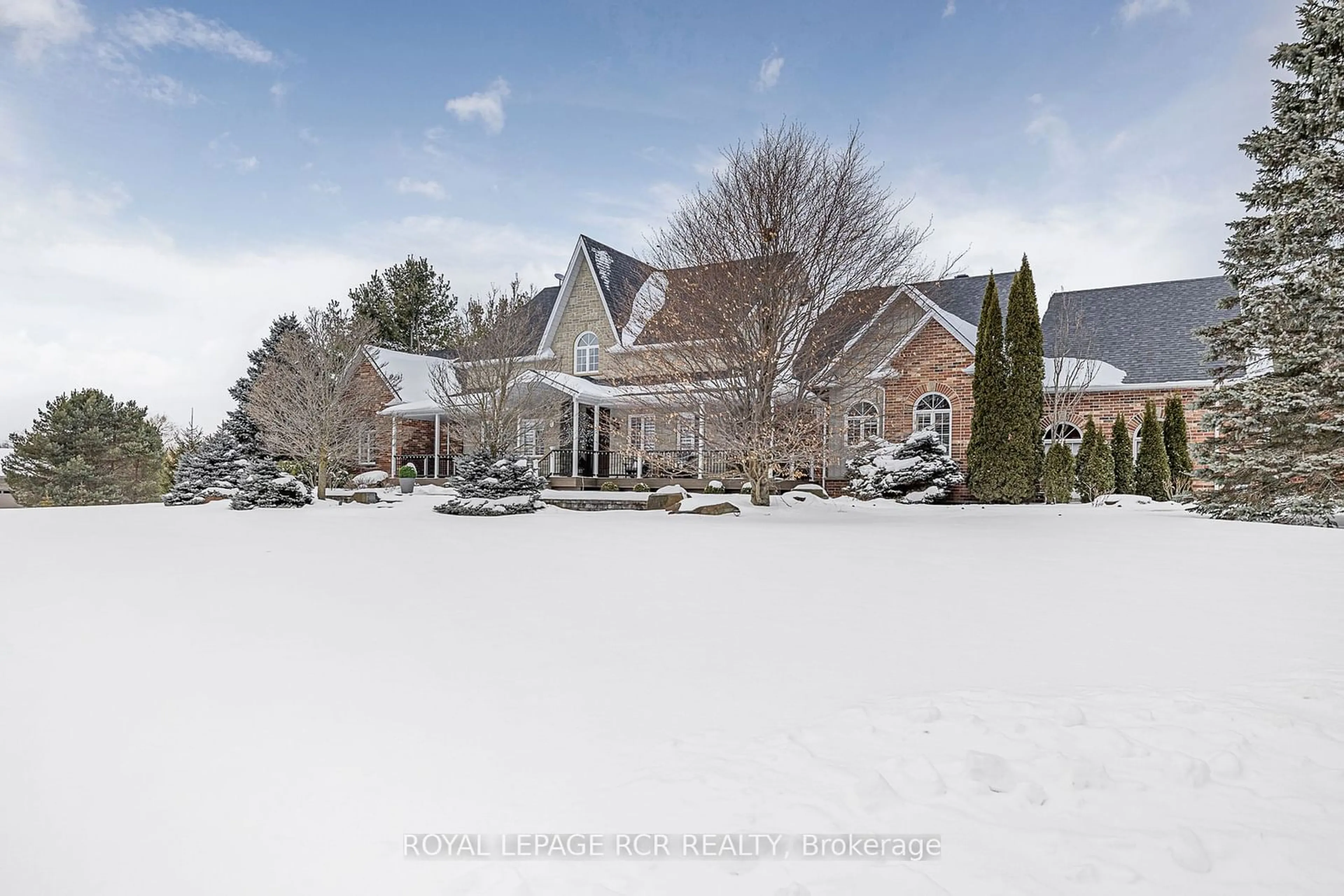 A pic from outside/outdoor area/front of a property/back of a property/a pic from drone, unknown for 7 Rolling Meadows Rd, Uxbridge Ontario L9P 2A1