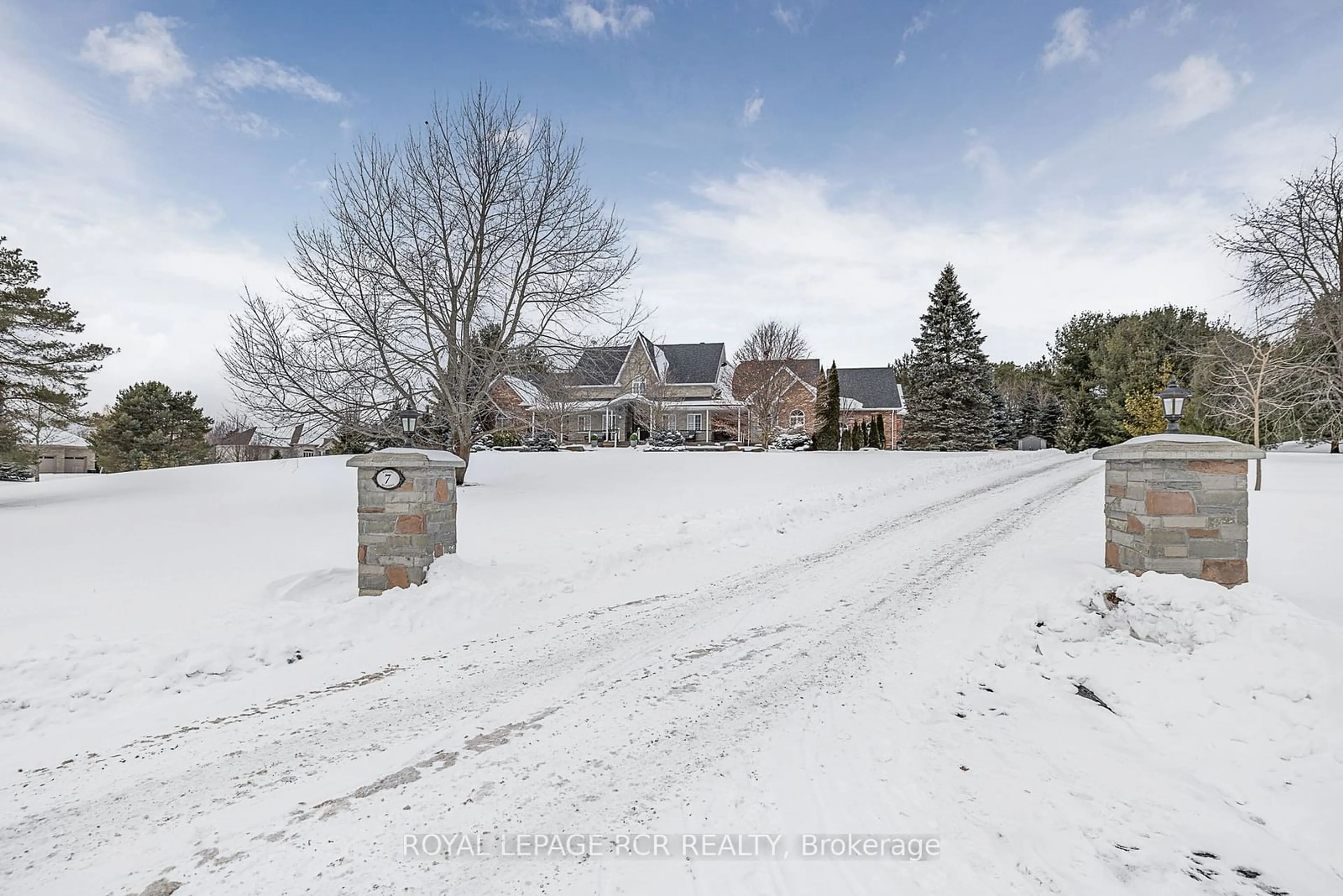 A pic from outside/outdoor area/front of a property/back of a property/a pic from drone, street for 7 Rolling Meadows Rd, Uxbridge Ontario L9P 2A1