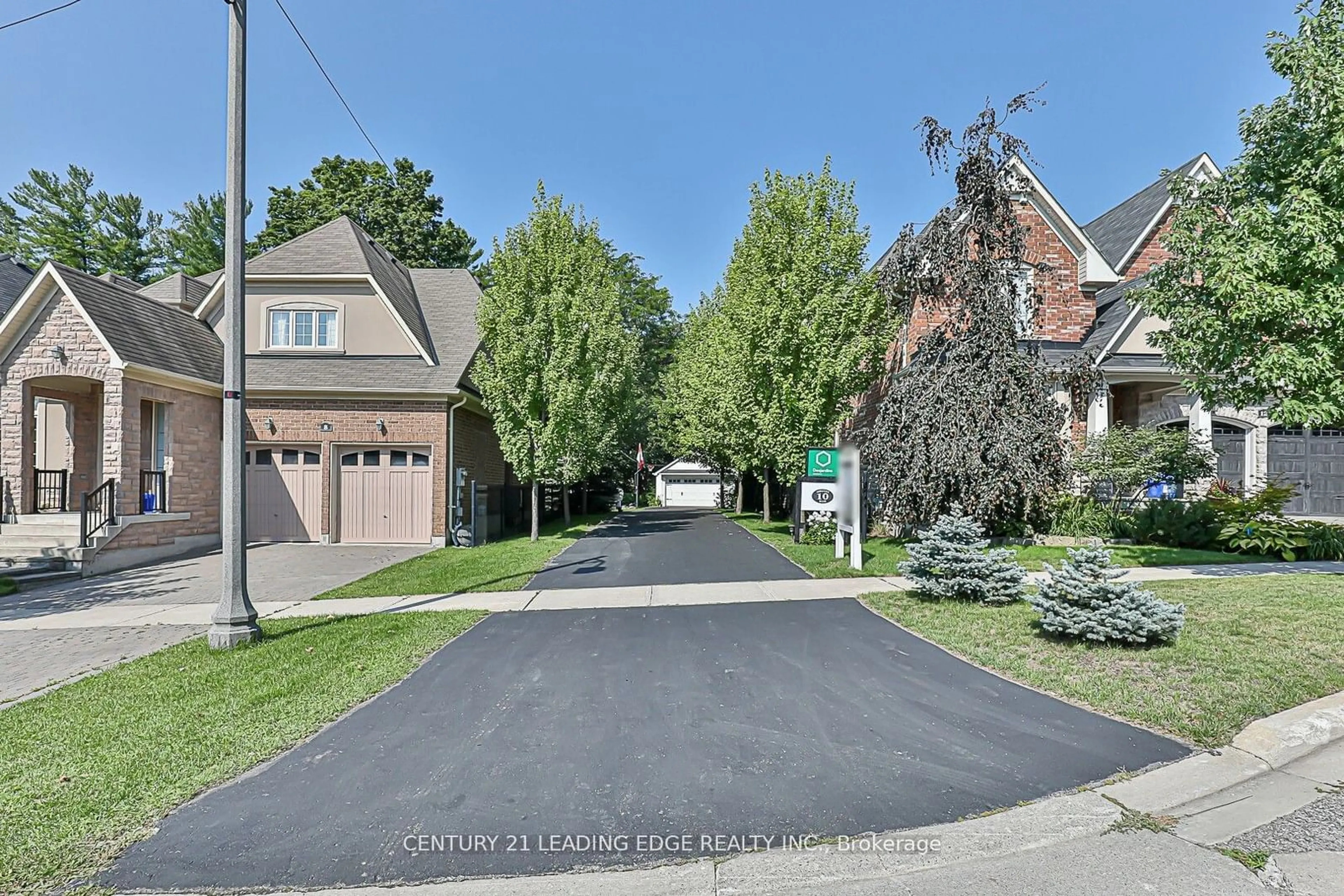 A pic from outside/outdoor area/front of a property/back of a property/a pic from drone, street for 10 YORKTON Blvd, Markham Ontario L6C 0J9