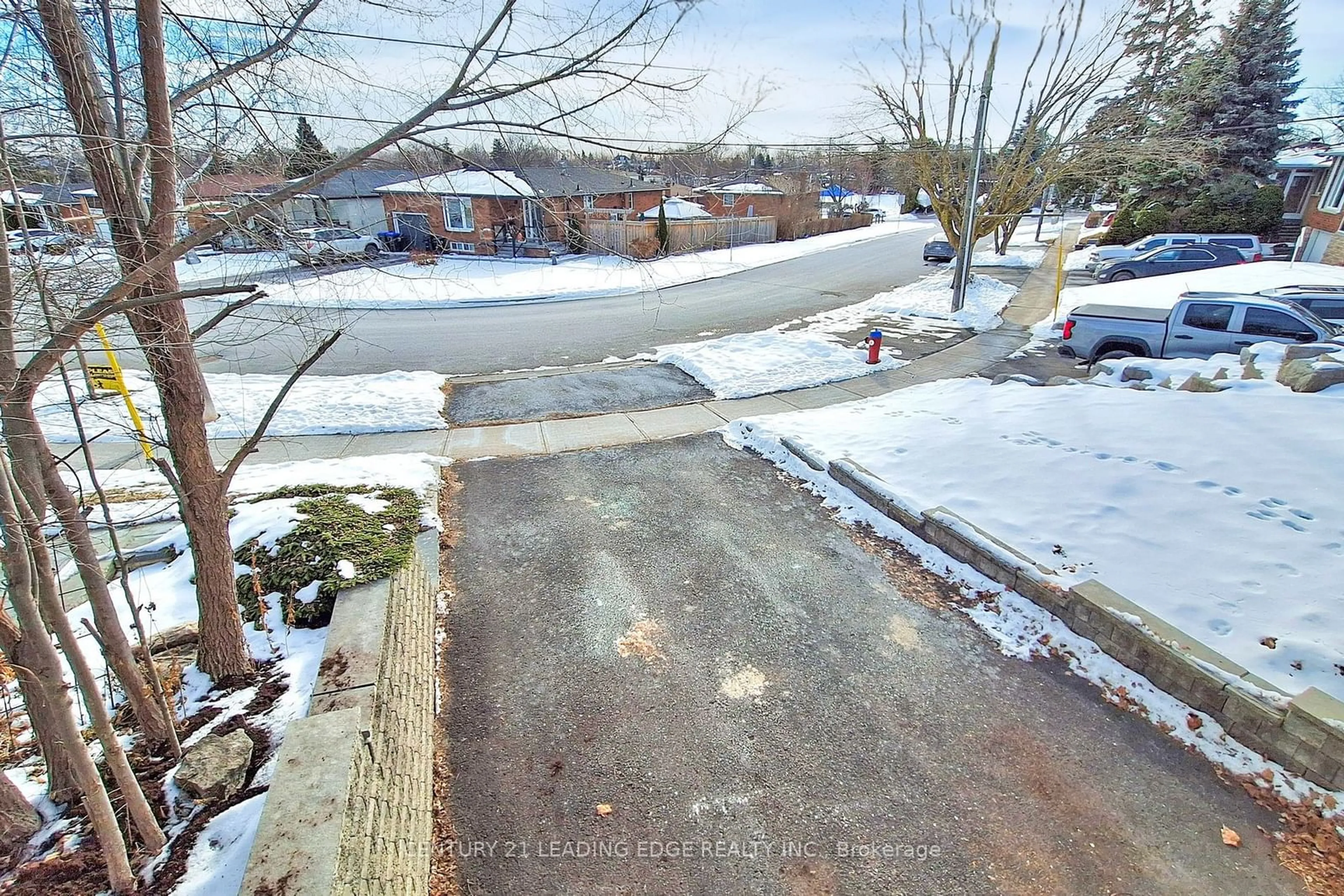 A pic from outside/outdoor area/front of a property/back of a property/a pic from drone, street for 143 LUXURY Ave, Bradford West Gwillimbury Ontario L3Z 1T5