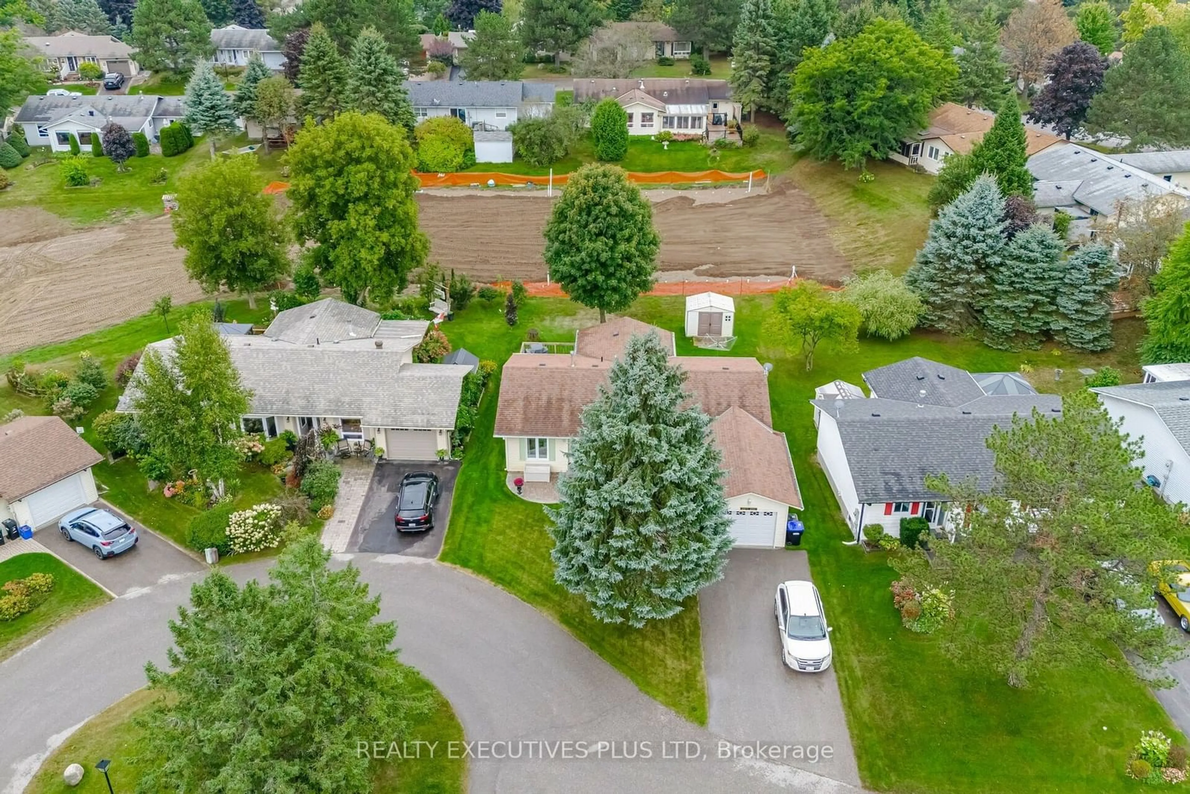 A pic from outside/outdoor area/front of a property/back of a property/a pic from drone, street for 7 Hickory Crt, New Tecumseth Ontario L0G 1W0