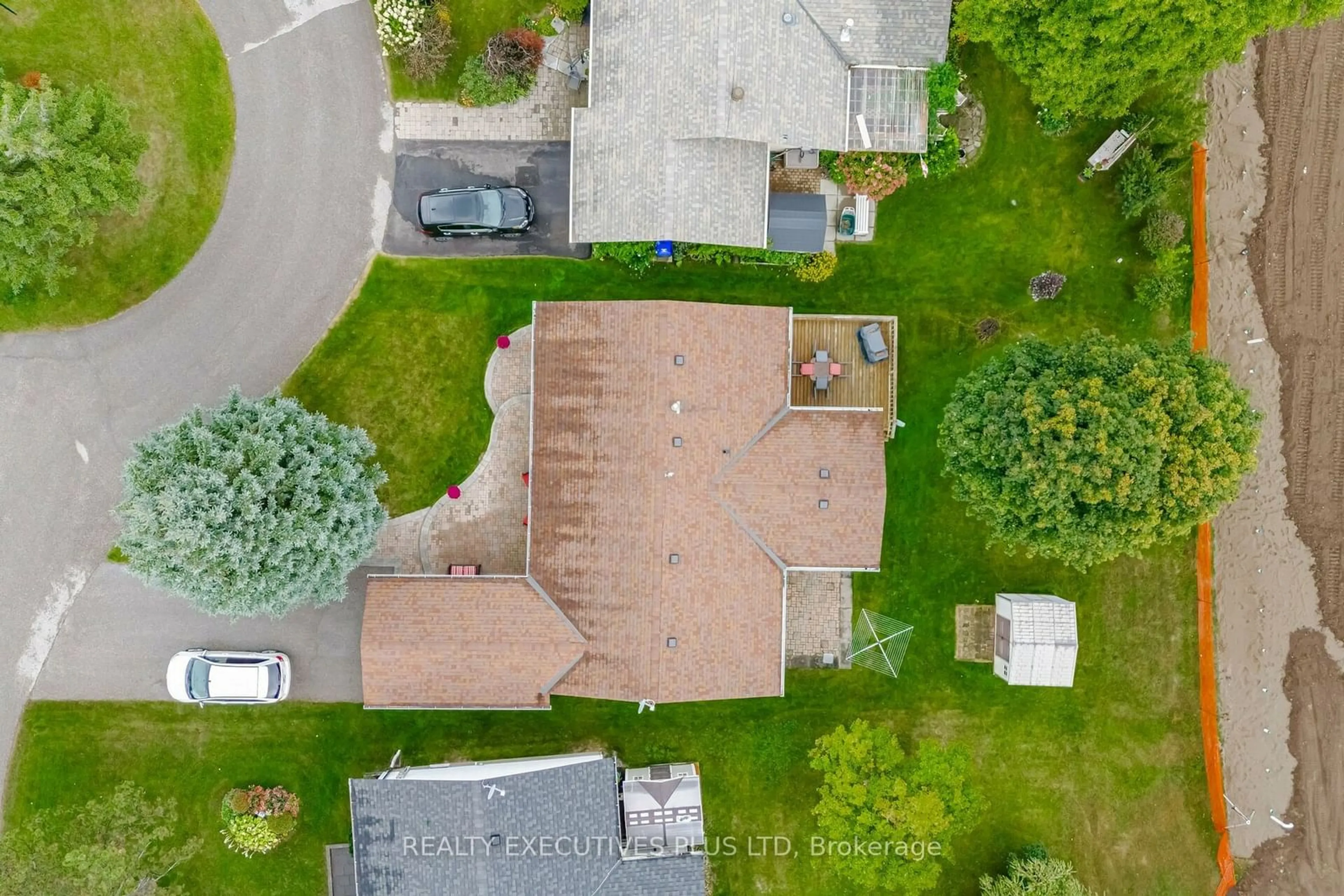 A pic from outside/outdoor area/front of a property/back of a property/a pic from drone, street for 7 Hickory Crt, New Tecumseth Ontario L0G 1W0