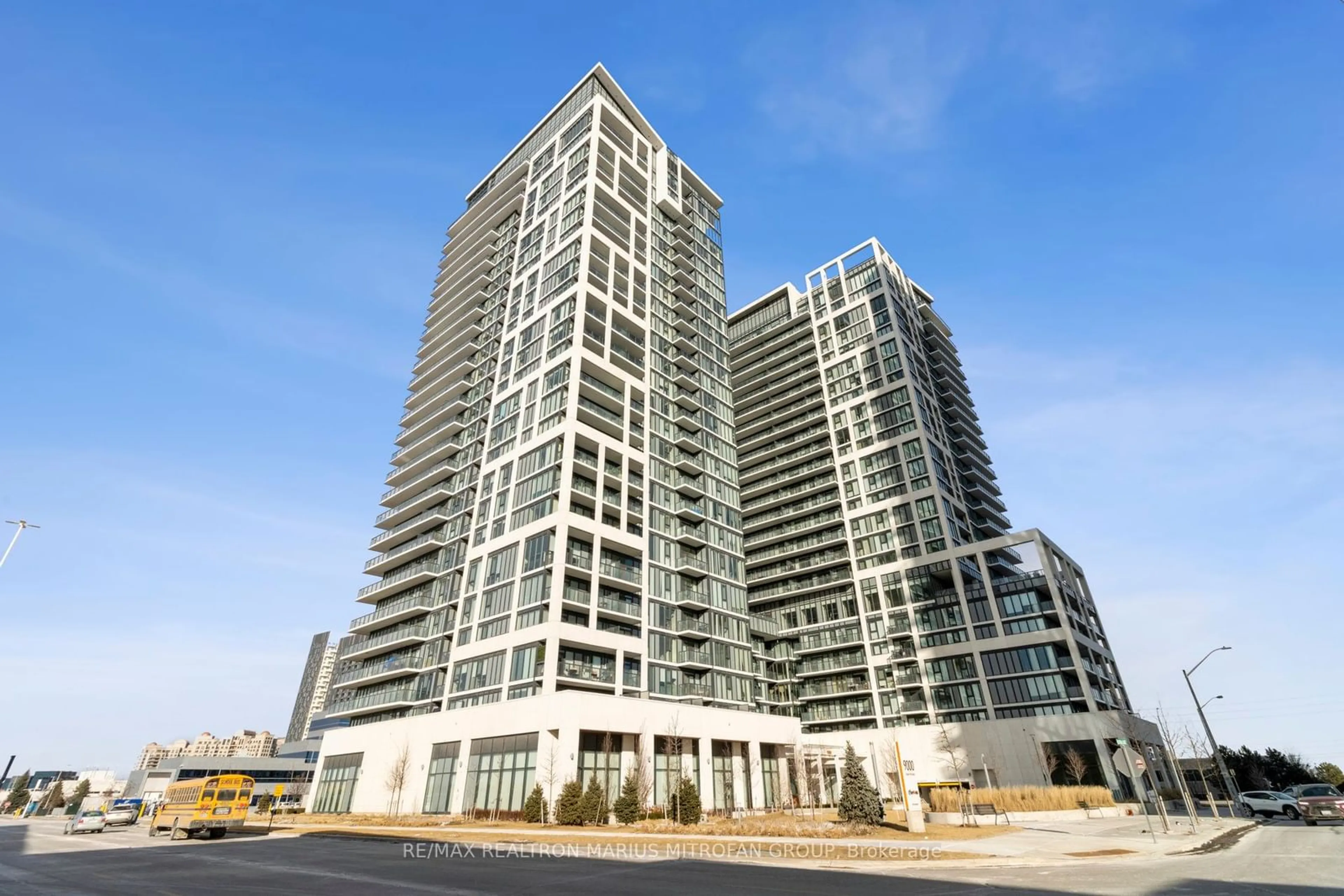 Indoor foyer for 9000 Jane St #1925, Vaughan Ontario L4K 0M6