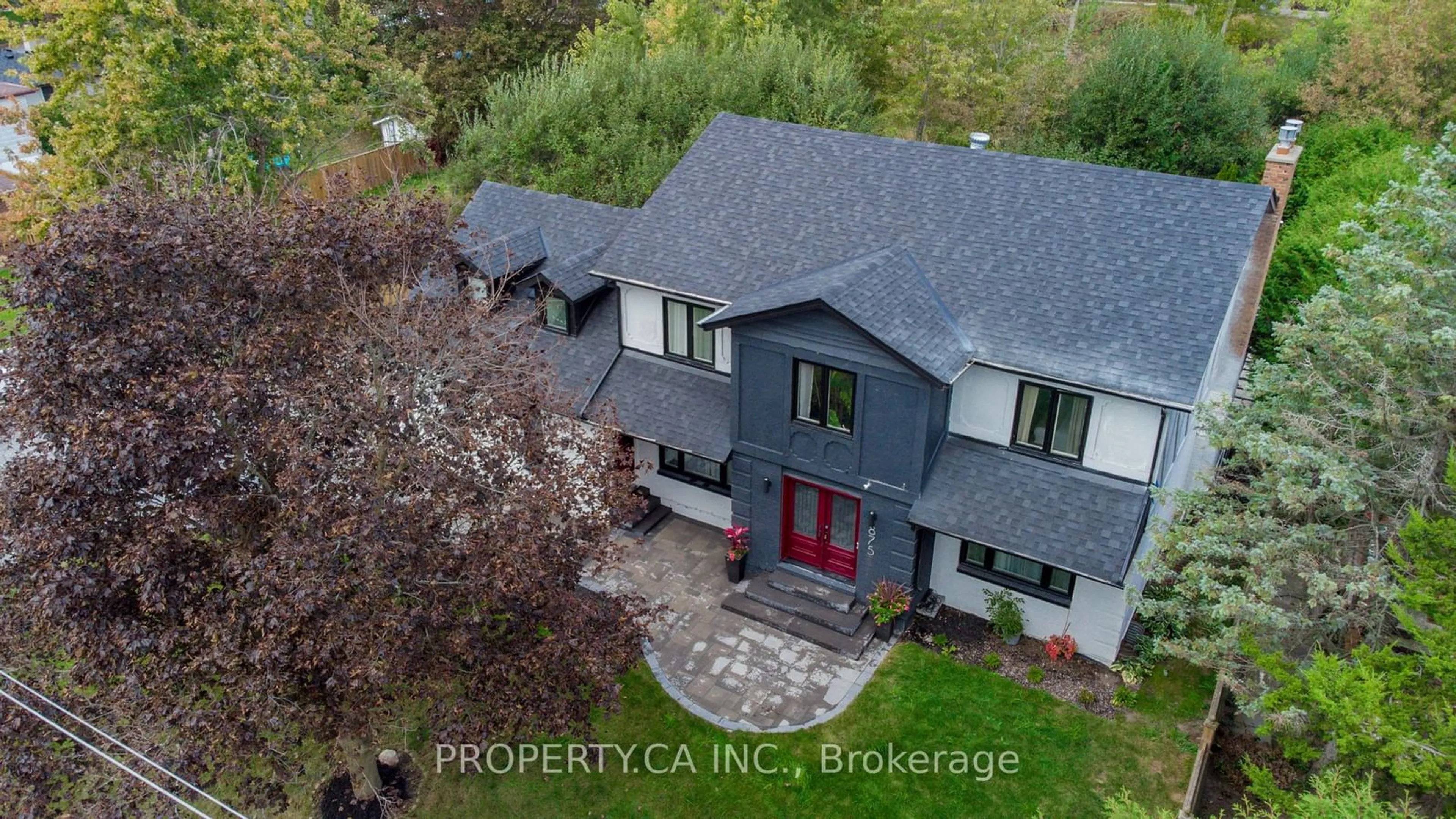 A pic from outside/outdoor area/front of a property/back of a property/a pic from drone, building for 875 Srigley St, Newmarket Ontario L3Y 1Y2