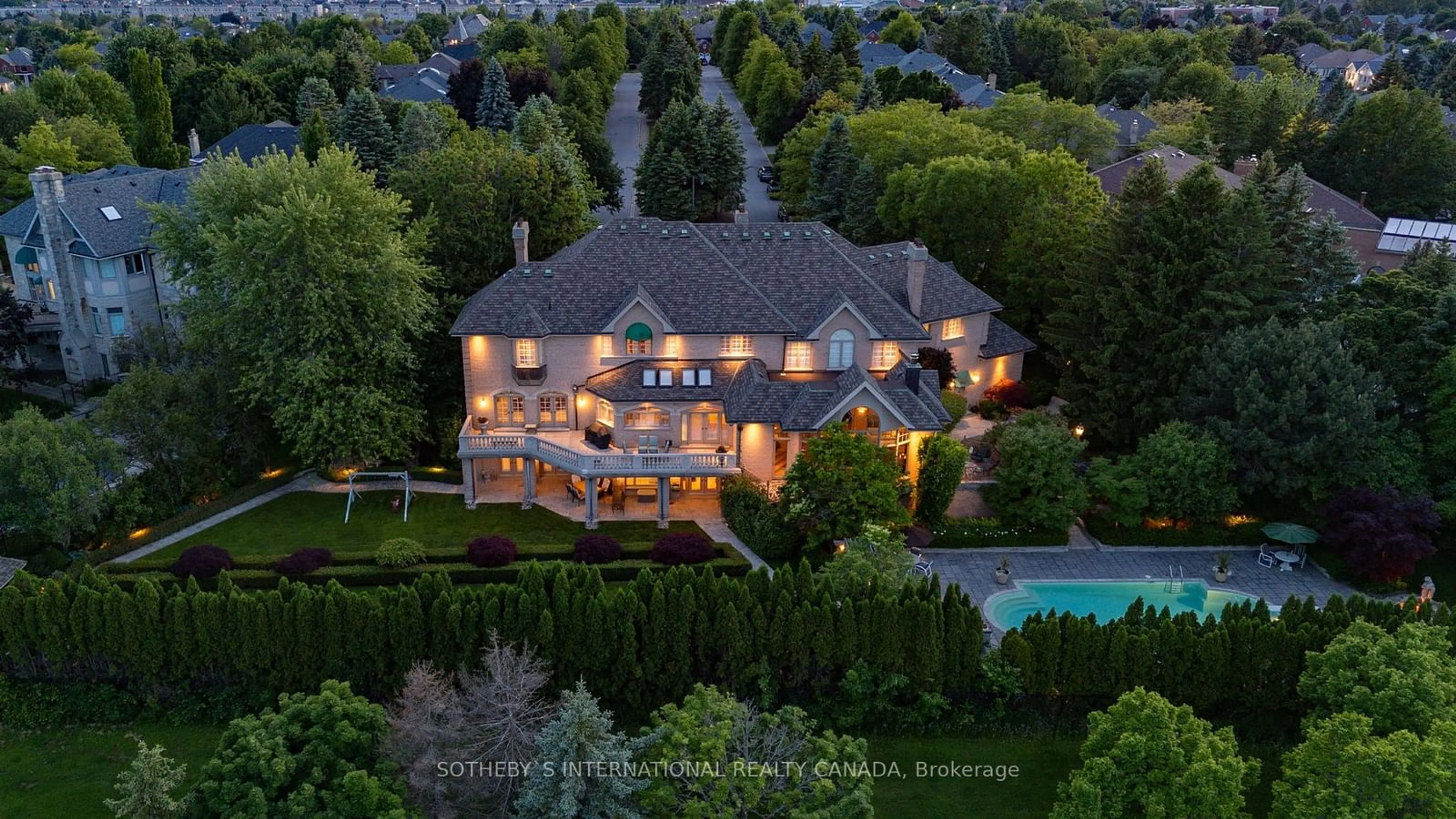 A pic from outside/outdoor area/front of a property/back of a property/a pic from drone, unknown for 48 Old Park Lane, Richmond Hill Ontario L4B 2L3