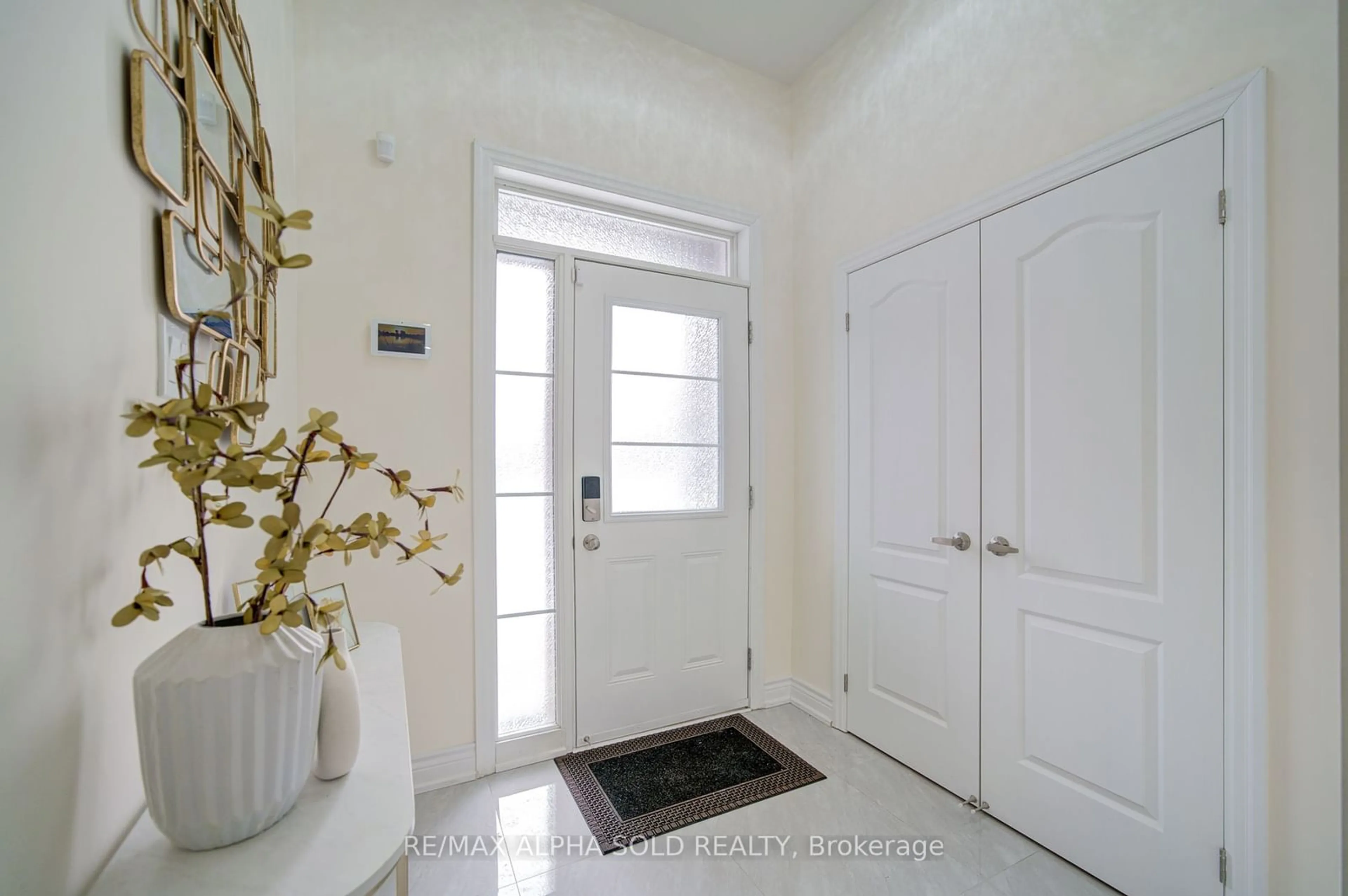 Indoor entryway for 391 Fred Mclaren Blvd, Markham Ontario L6E 0G4