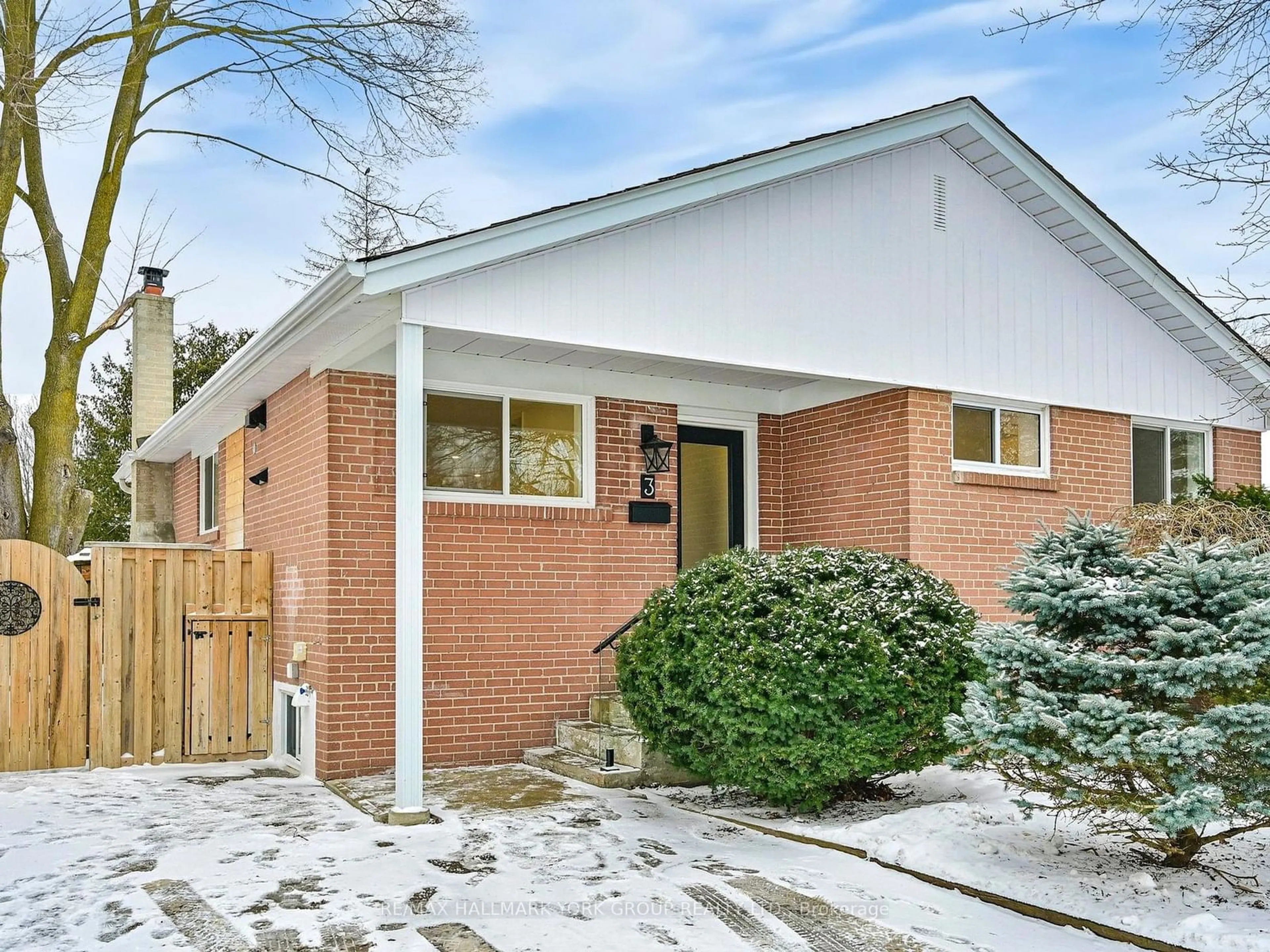 Home with brick exterior material, street for 3 Davidson Rd, Aurora Ontario L4G 2A9