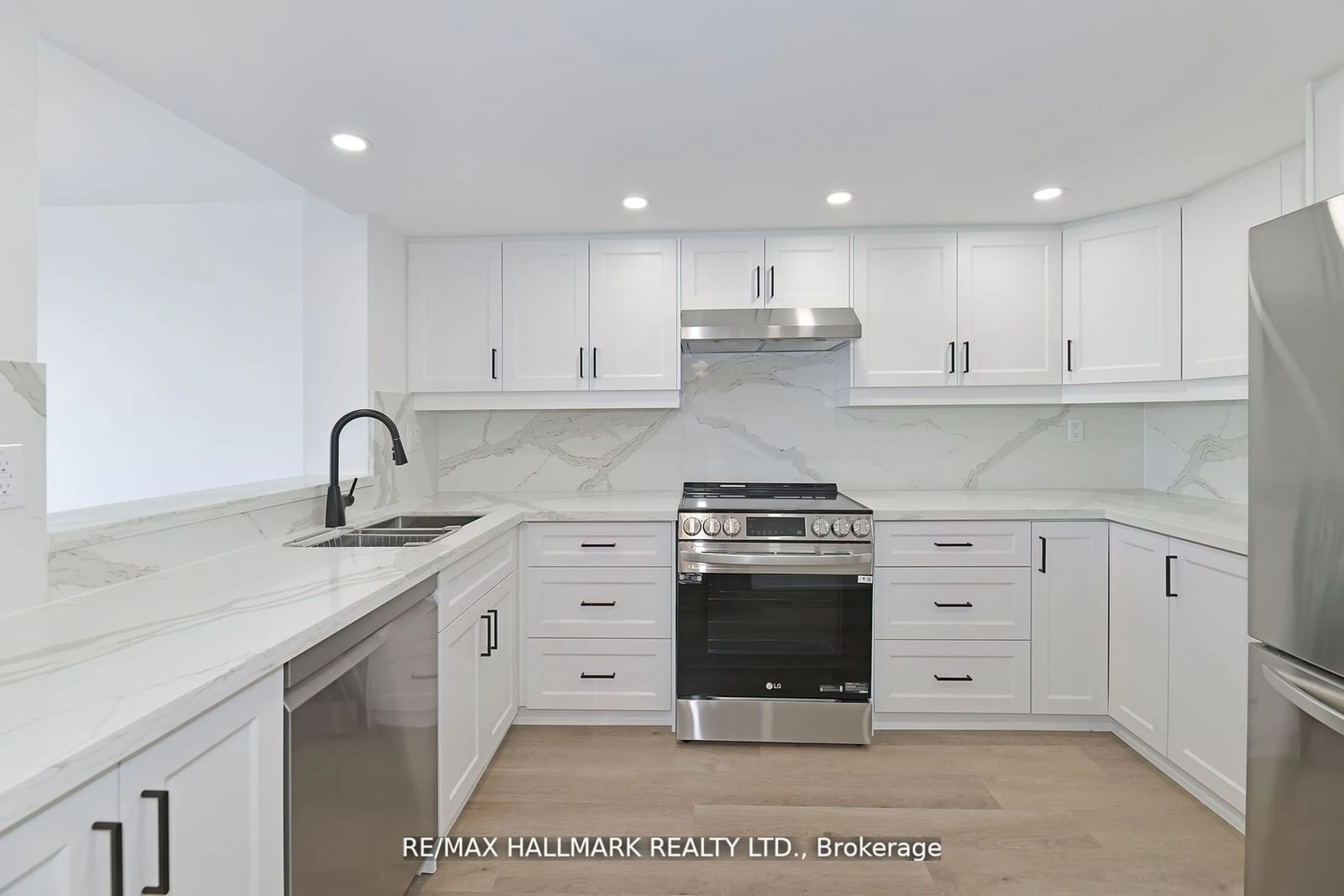 Open concept kitchen, ceramic/tile floor for 7420 Bathurst St #706, Vaughan Ontario L4J 6X4