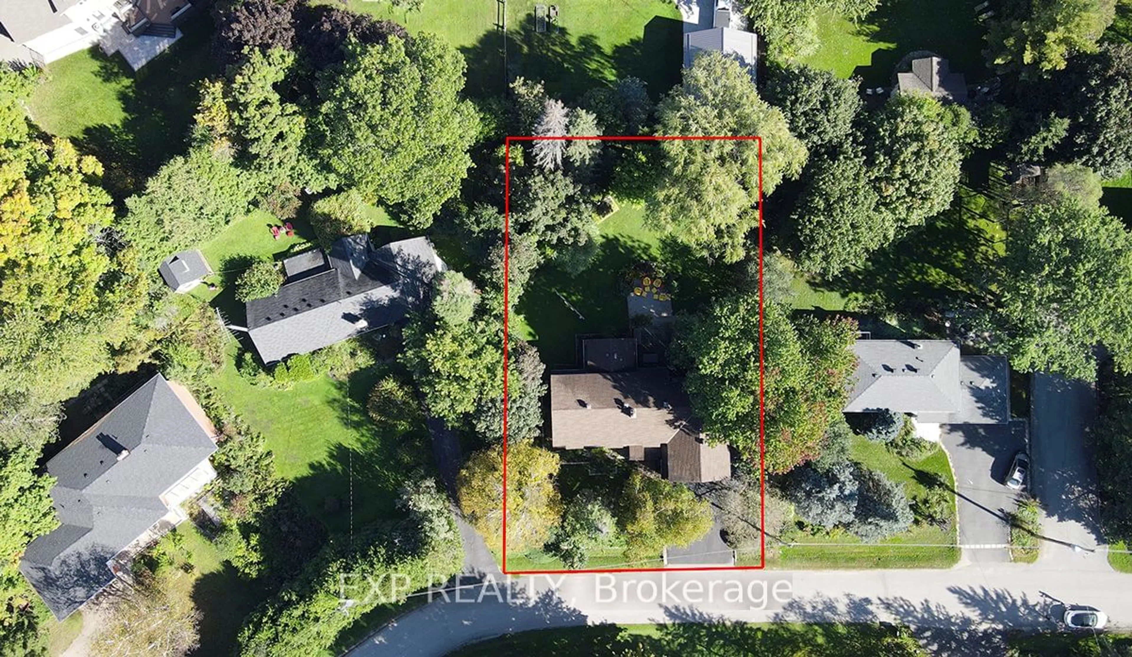 A pic from outside/outdoor area/front of a property/back of a property/a pic from drone, street for 10 Connaught Ave, Whitchurch-Stouffville Ontario L4A 3V4