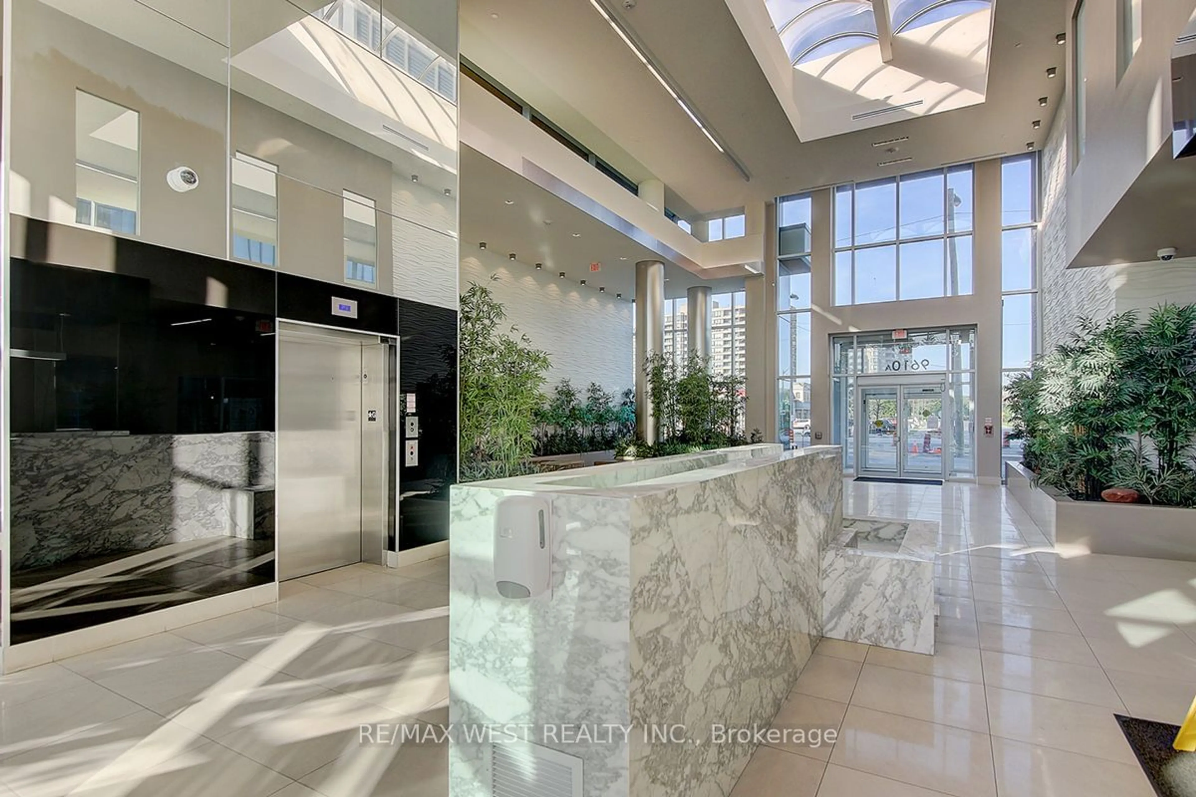 Indoor foyer for 9600 Yonge St #711B, Richmond Hill Ontario L4C 0X3