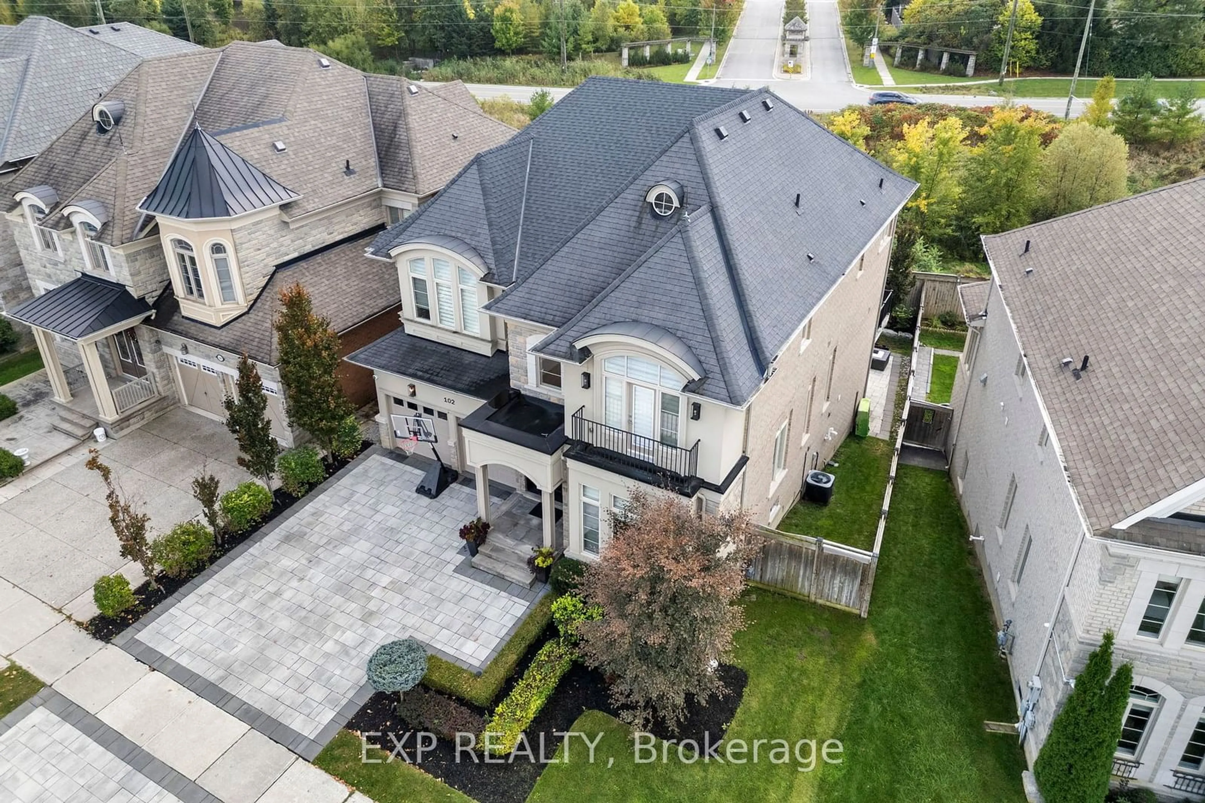 A pic from outside/outdoor area/front of a property/back of a property/a pic from drone, street for 102 Vines Pl, Aurora Ontario L4G 0R7