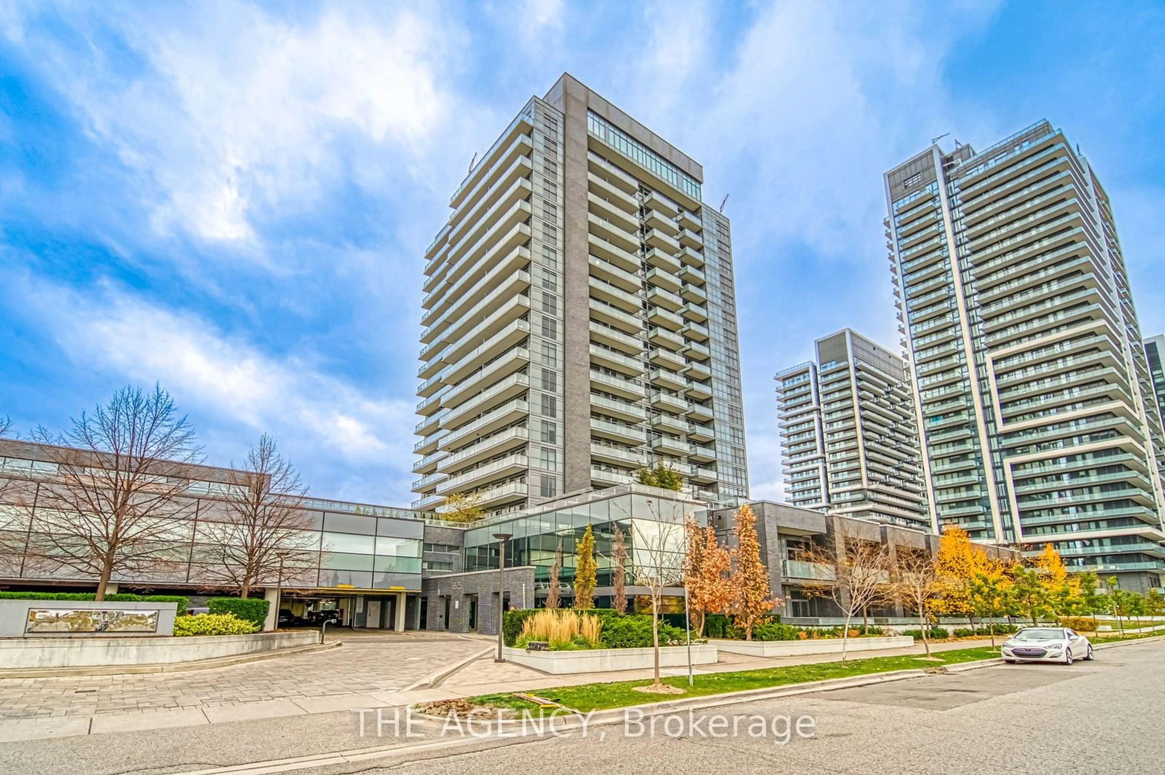 Indoor foyer for 65 Oneida Cres #405, Richmond Hill Ontario L4B 0A1