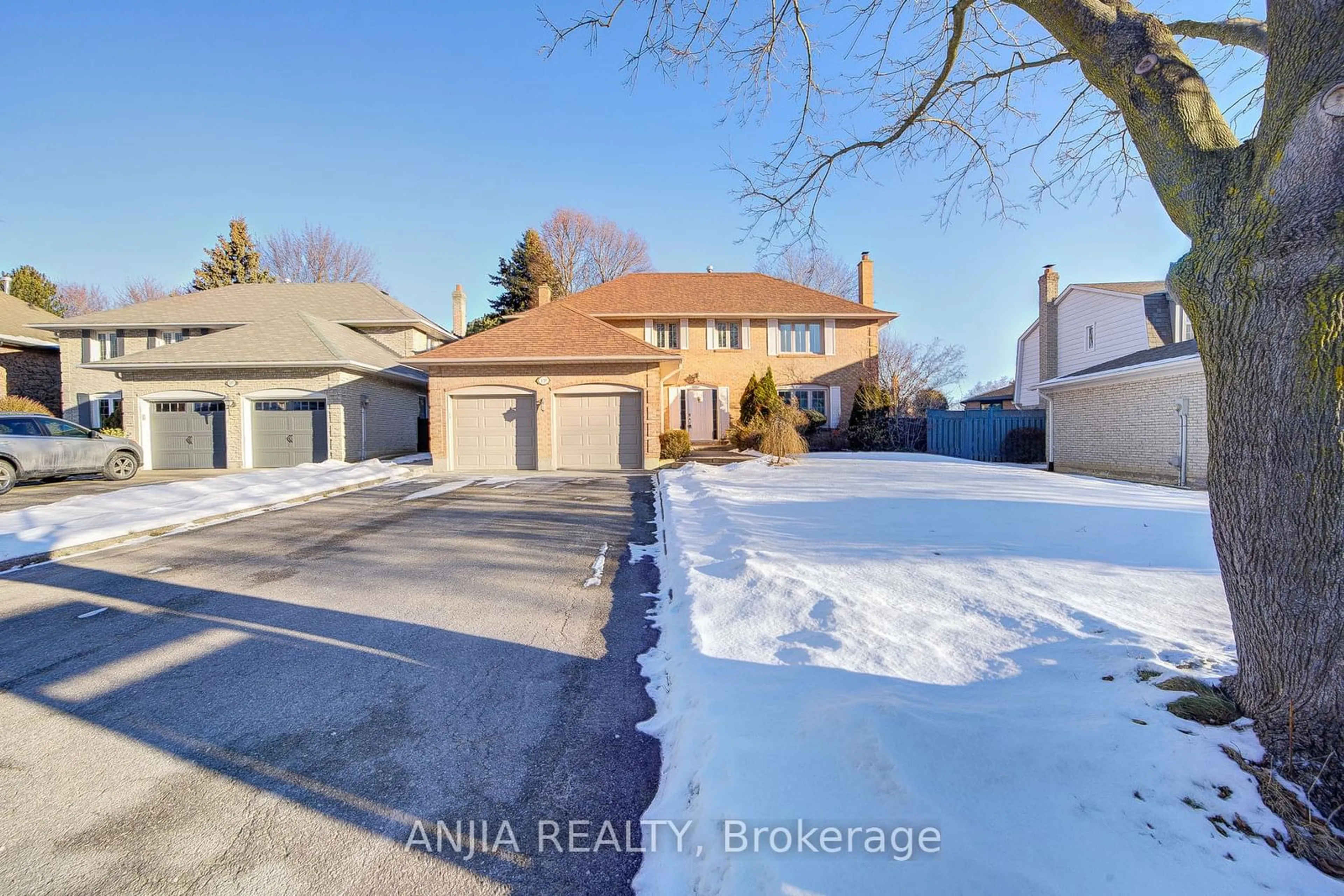 A pic from outside/outdoor area/front of a property/back of a property/a pic from drone, street for 139 Briarwood Rd, Markham Ontario L3R 2X1