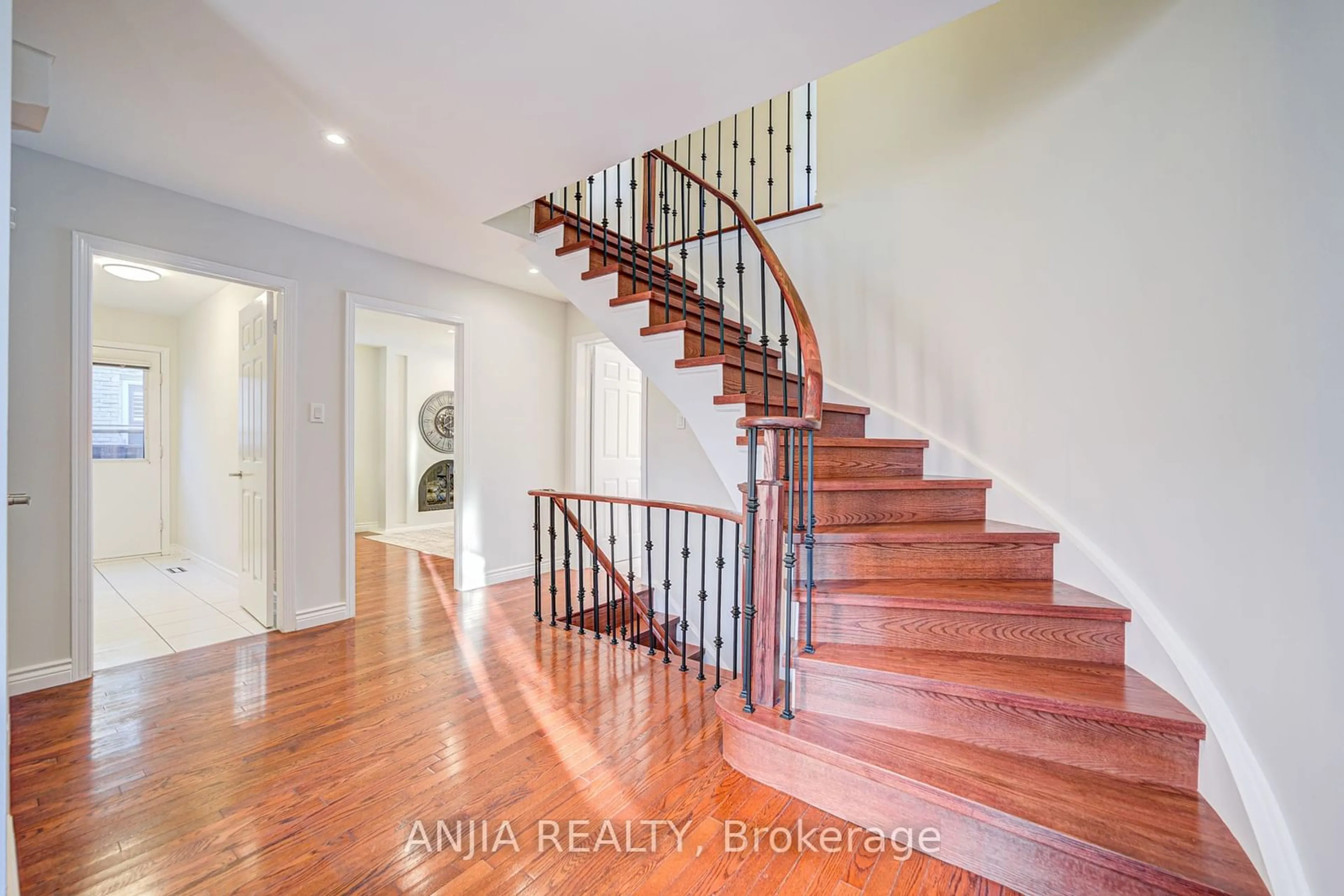 Indoor entryway for 139 Briarwood Rd, Markham Ontario L3R 2X1