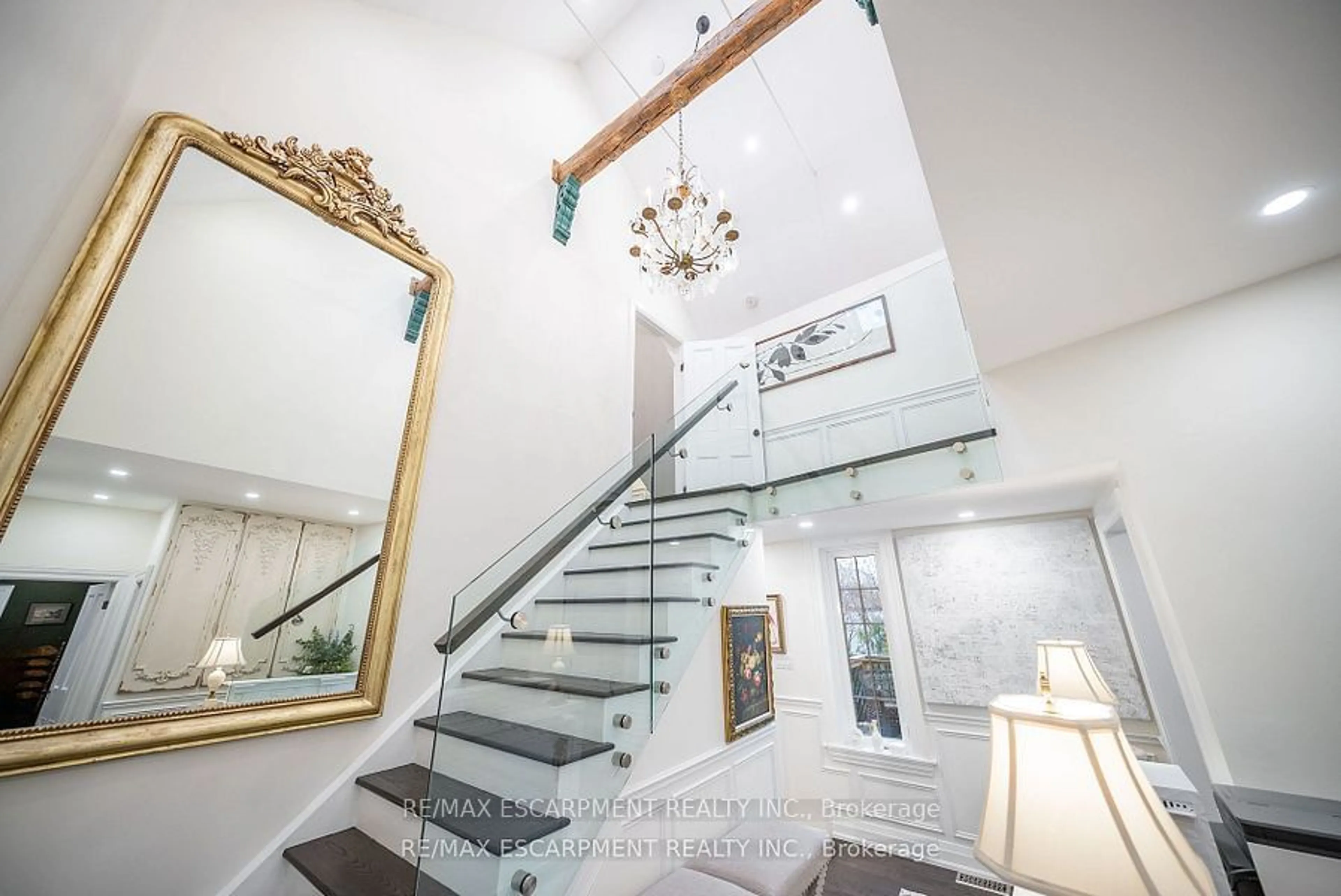 Indoor foyer for 11 CATHERINE Ave, Aurora Ontario L4G 1K4