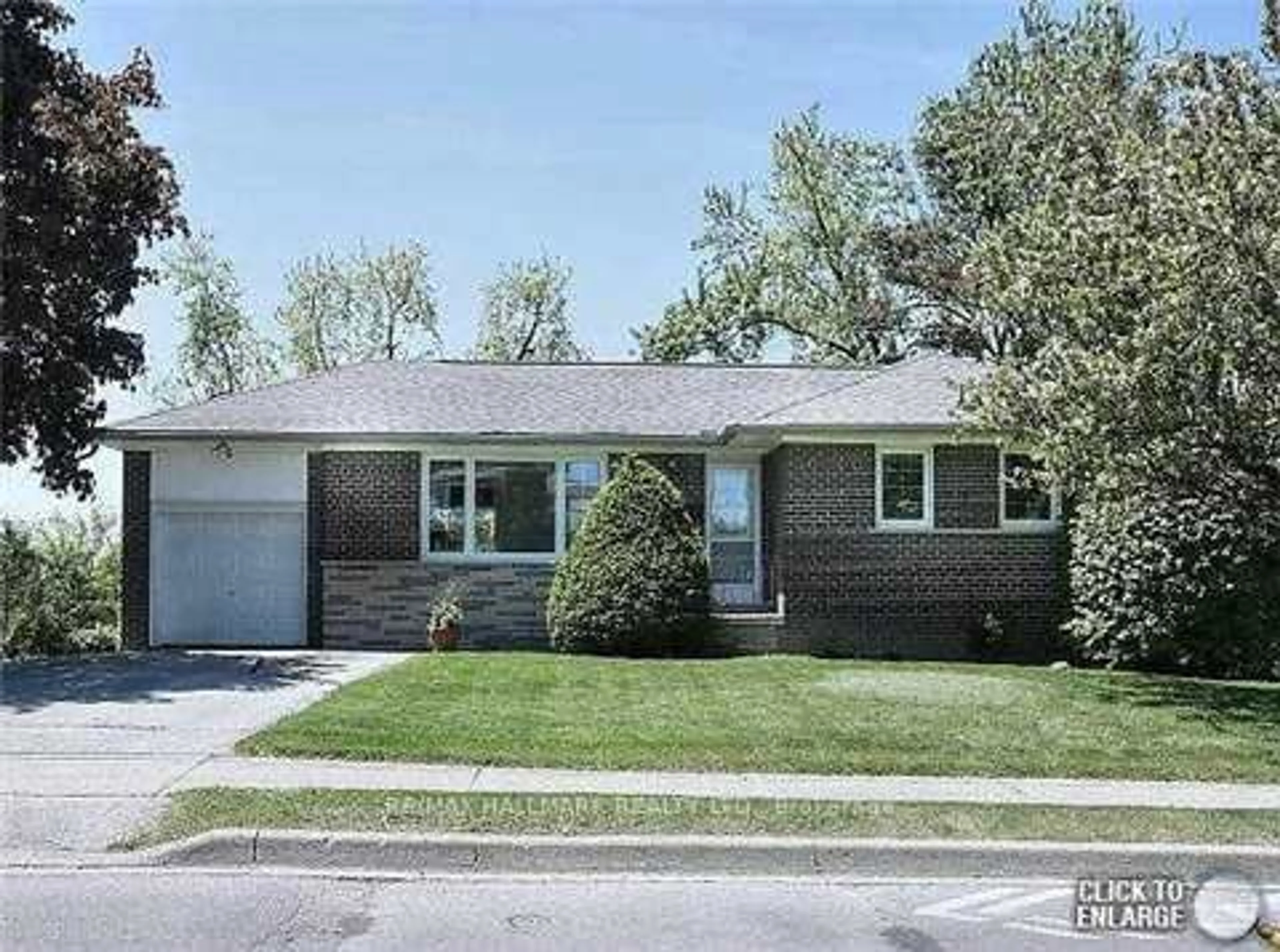 Home with brick exterior material, street for 252 Essex Ave, Richmond Hill Ontario L4C 2C2