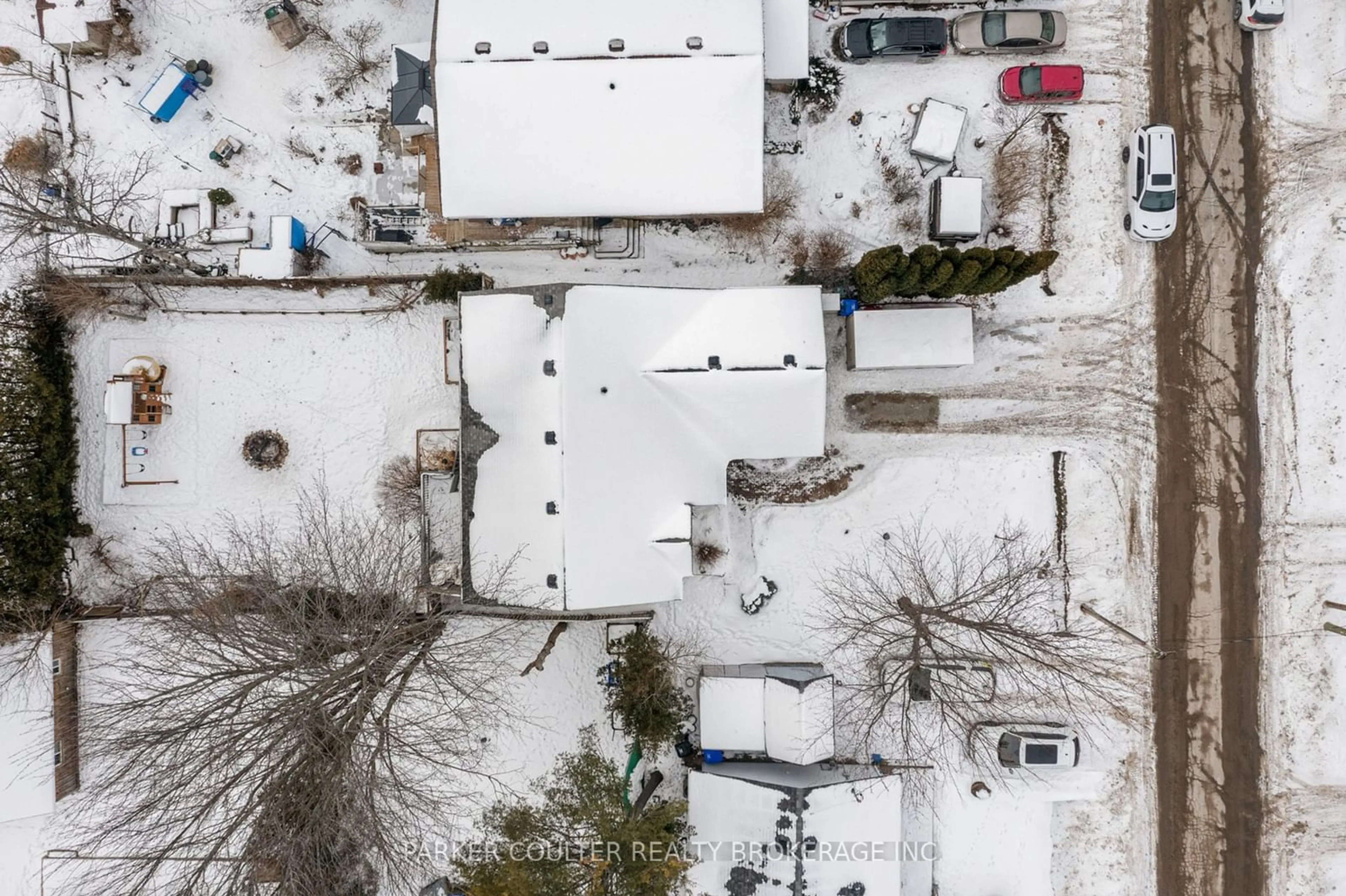 A pic from outside/outdoor area/front of a property/back of a property/a pic from drone, street for 1045 Elm Rd, Innisfil Ontario L0L 1C0