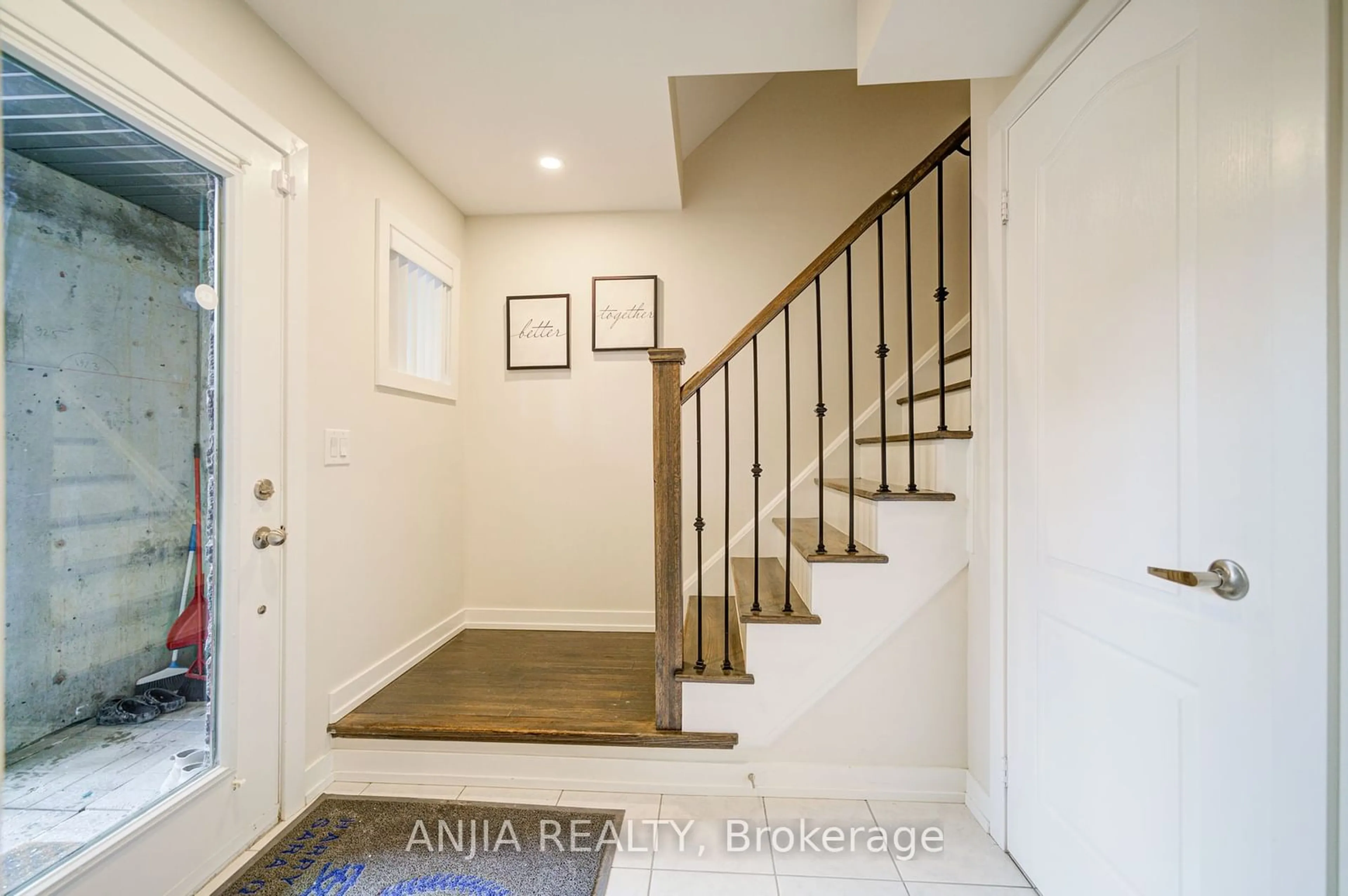 Indoor entryway for 55 Lindcrest Manr #1007, Markham Ontario L6B 0A1