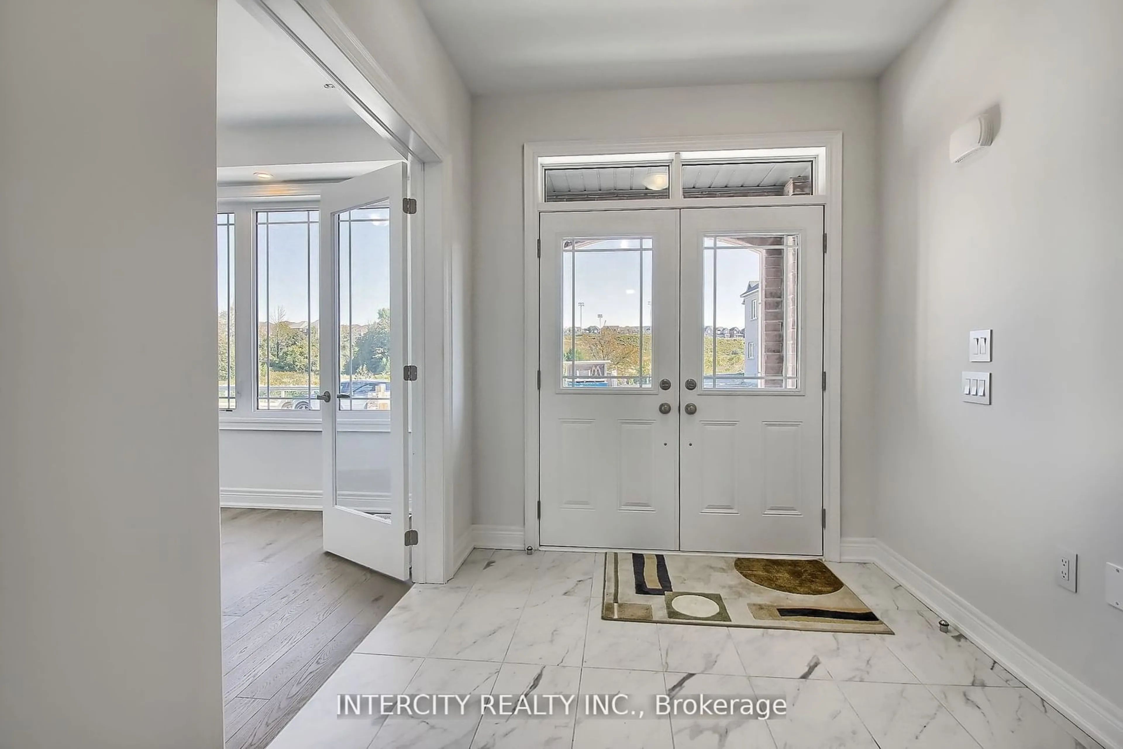 Indoor entryway for 331 Seaview Hts, East Gwillimbury Ontario L9N 0Z1