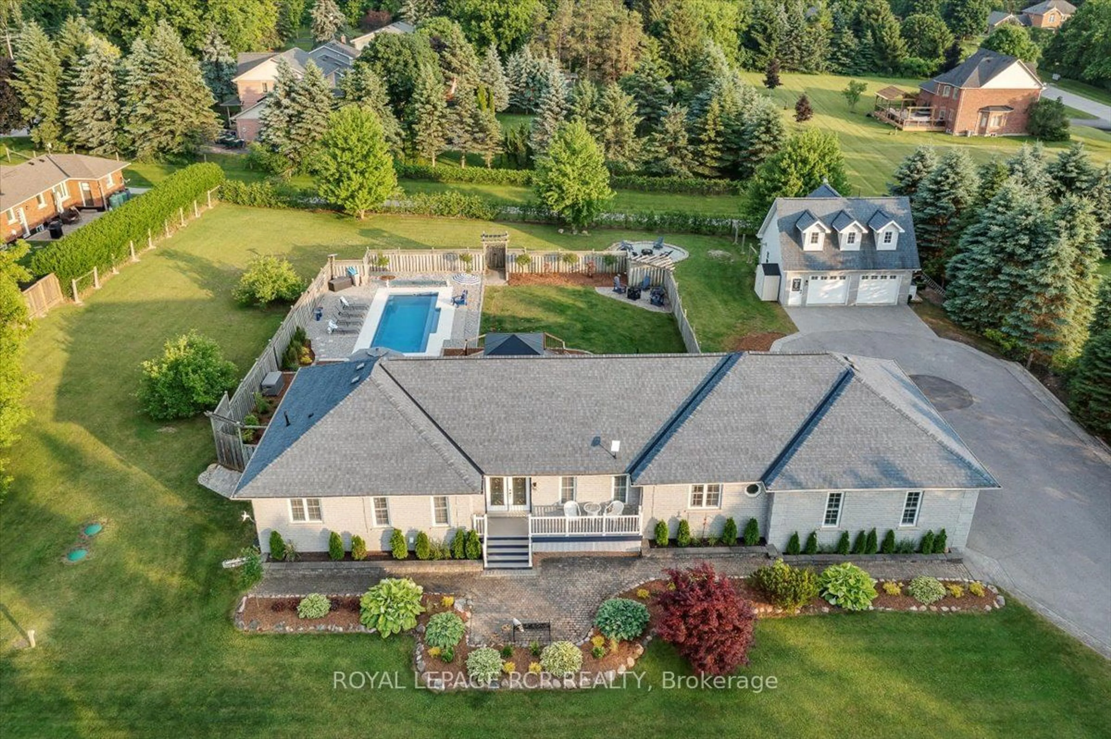 A pic from outside/outdoor area/front of a property/back of a property/a pic from drone, mountain view for 395 Sandford Rd, Uxbridge Ontario L0C 1E0