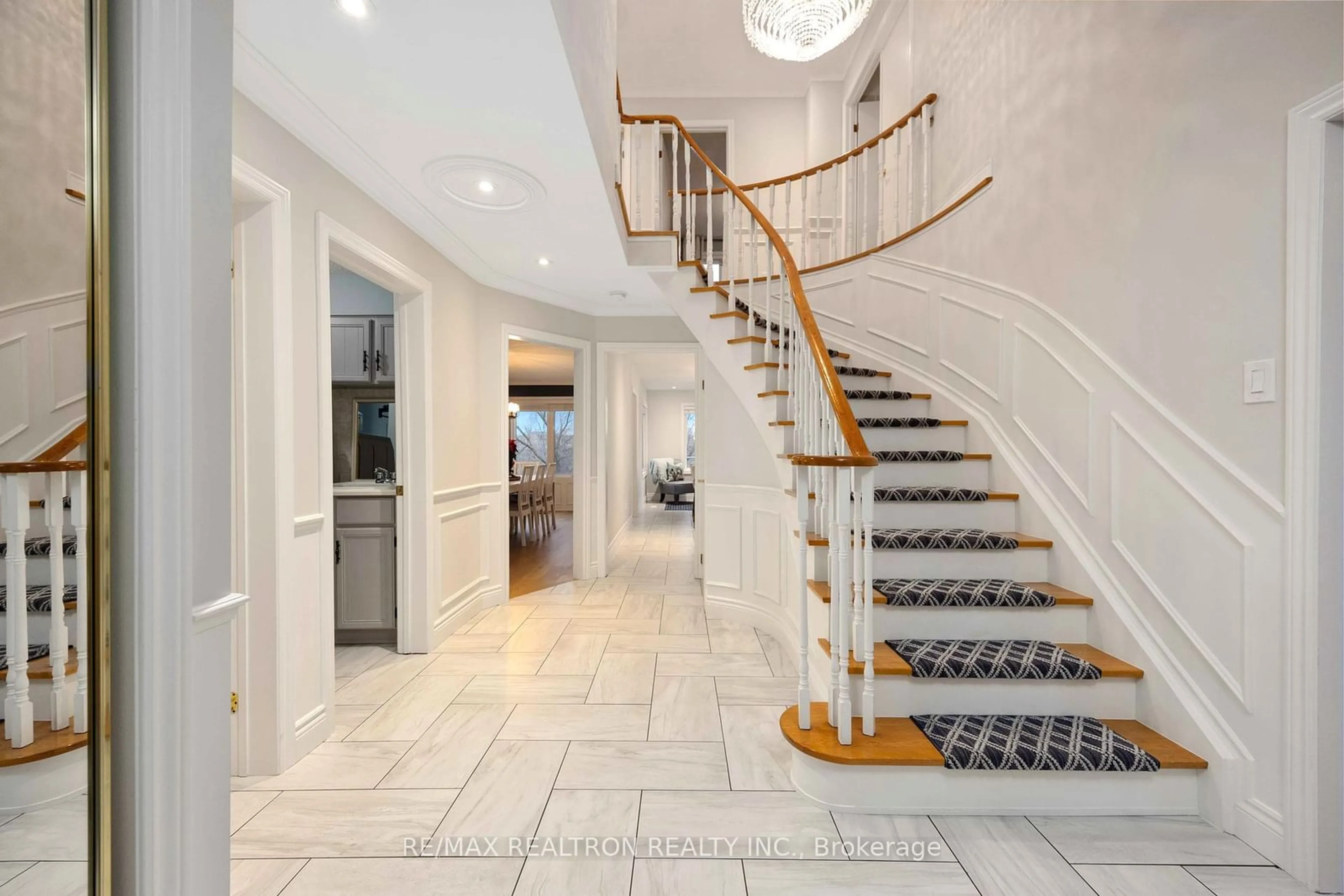 Indoor foyer for 73 Harmonia Cres, Vaughan Ontario L4L 3Y2